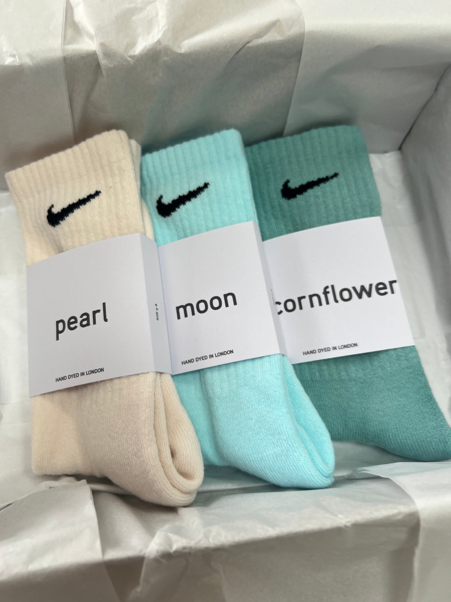 3 pairs Nike crew socks. 3 pack Nike everyday crew socks. Hand dyed colours.