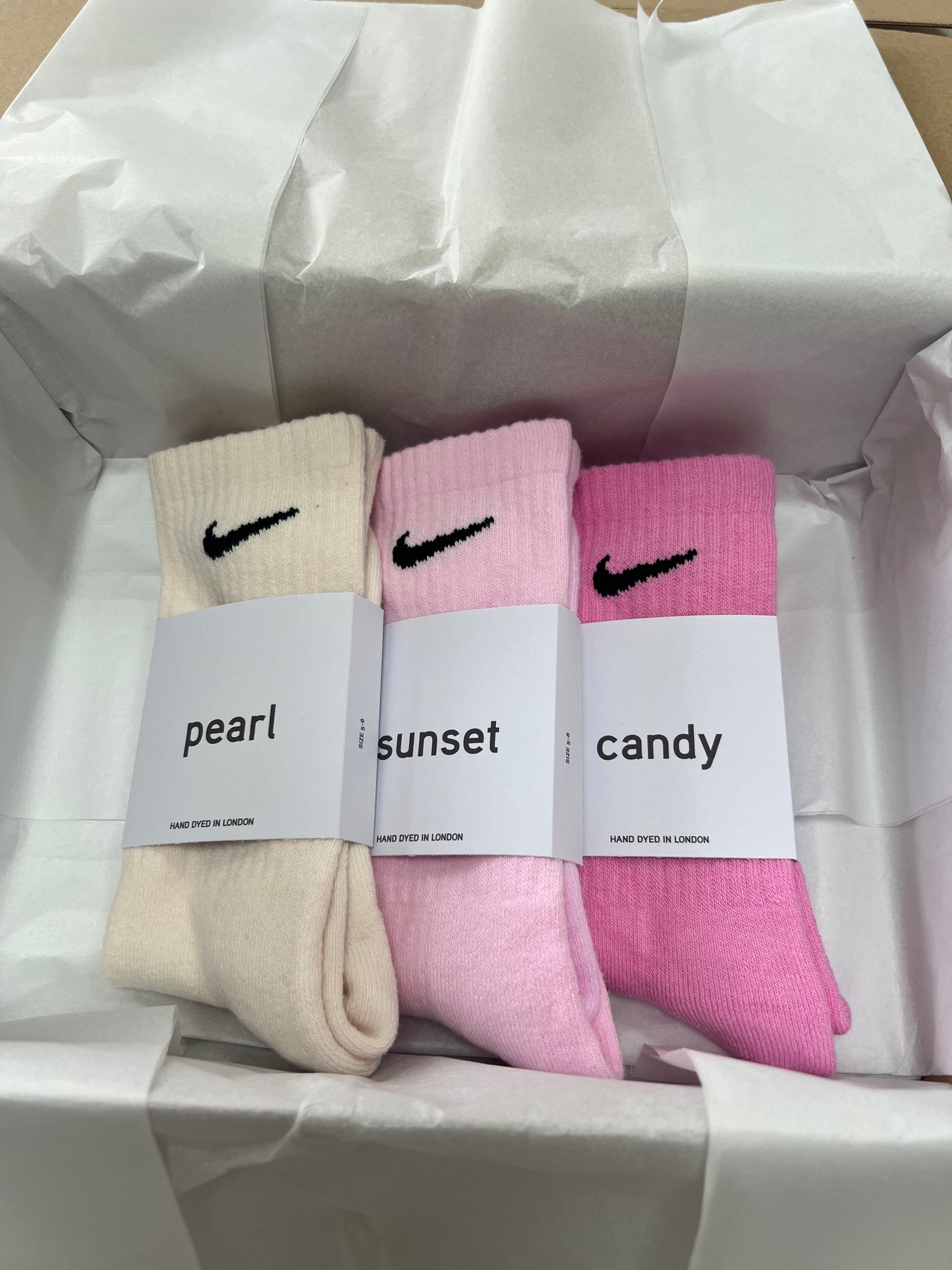 3 pairs Nike crew socks. 3 pack Nike everyday crew socks. Hand dyed colours.