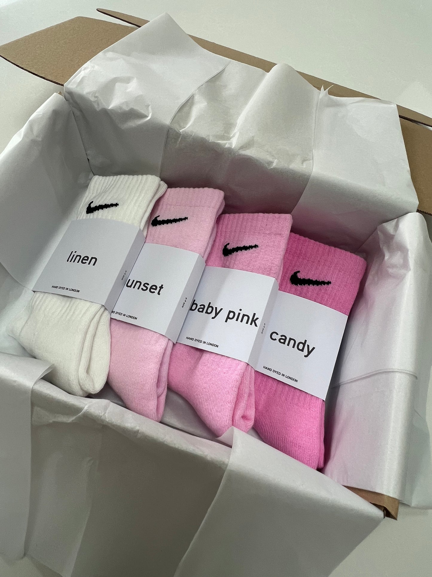 4 pairs Nike crew socks. 4 pack Nike everyday crew socks. Hand dyed colours.