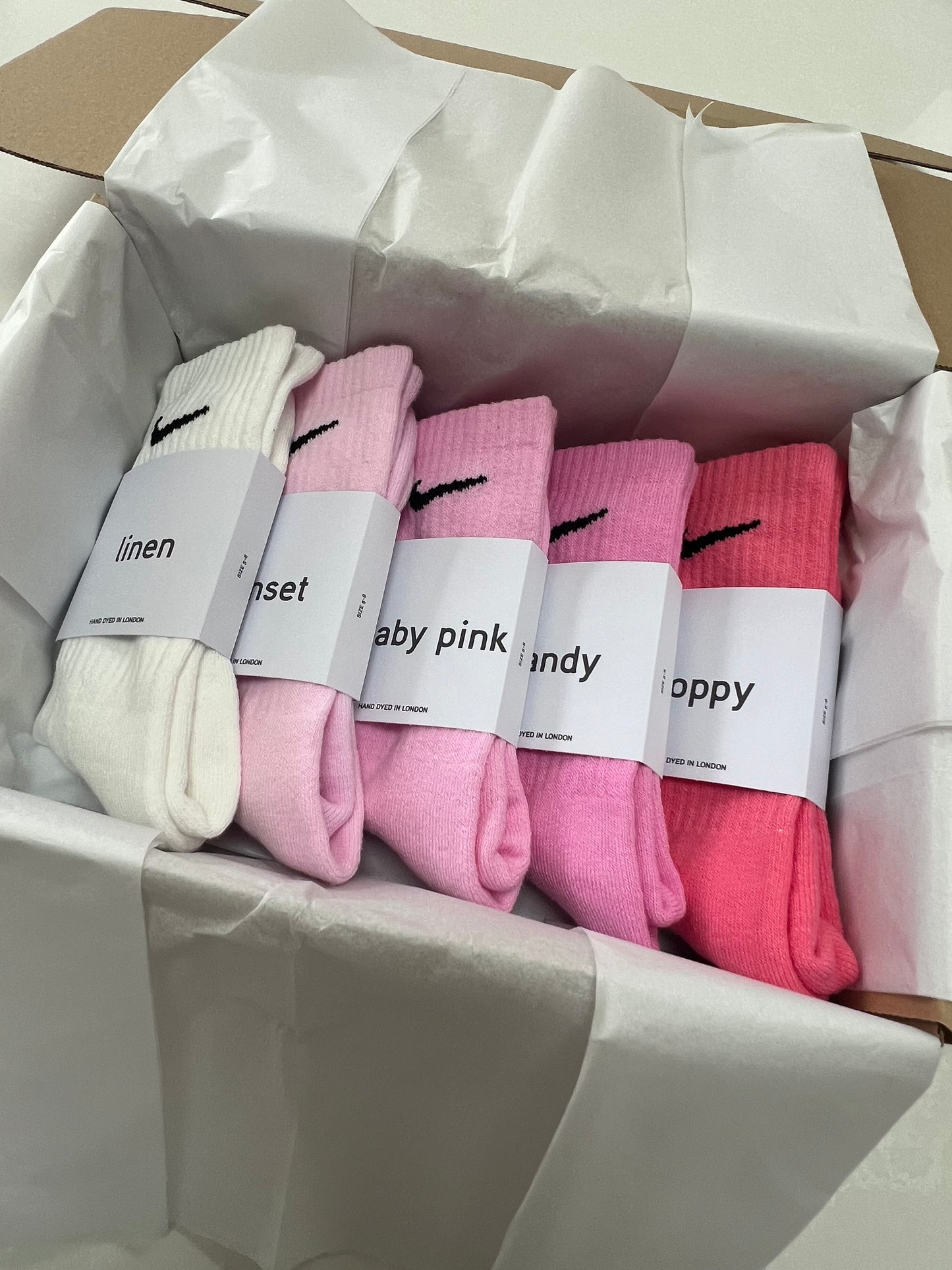 5 pairs Nike crew socks. 5 pack Nike everyday crew socks. Hand dyed colours.