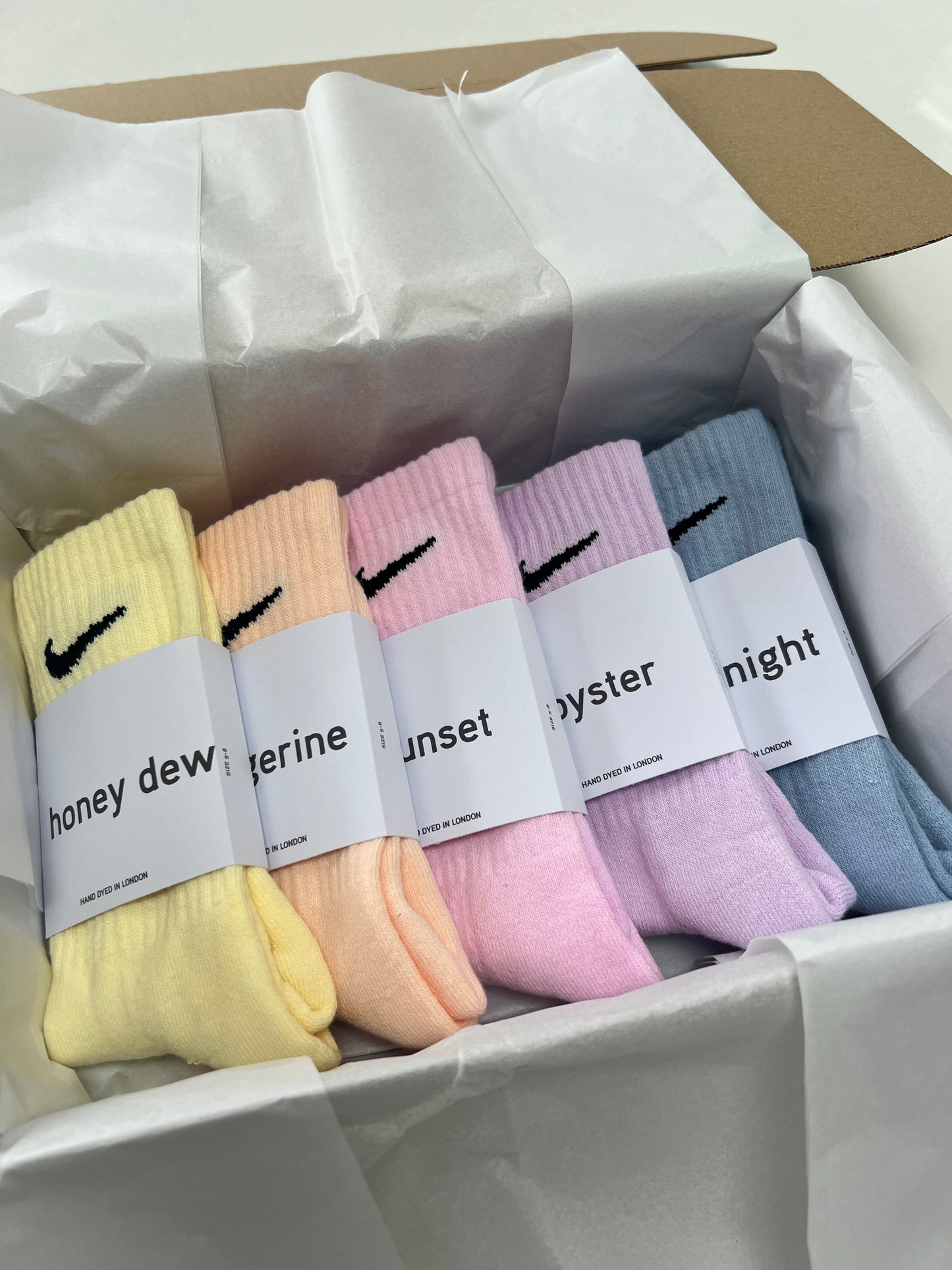 5 pairs Nike crew socks. 5 pack Nike everyday crew socks. Hand dyed colours.