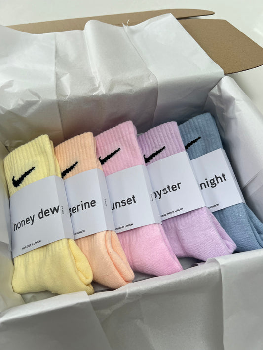 5 pairs Nike crew socks. 5 pack Nike everyday crew socks. Hand dyed colours.