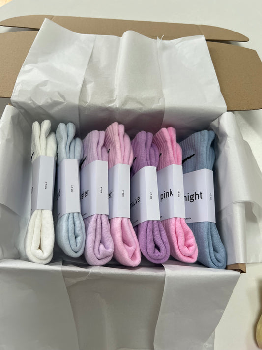 7 pairs Nike crew socks. 7 pack Nike everyday crew socks. Hand dyed colours.