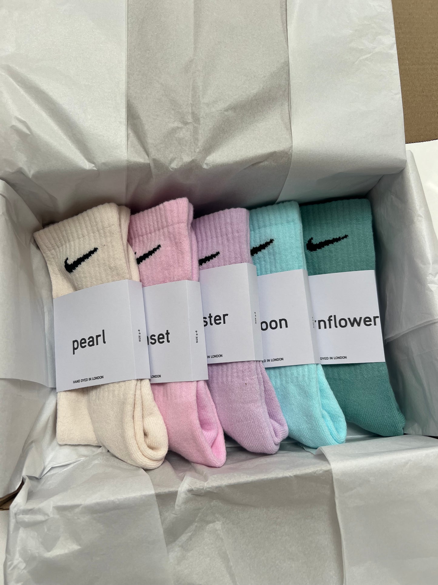 5 pairs Nike crew socks. 5 pack Nike everyday crew socks. Hand dyed colours.