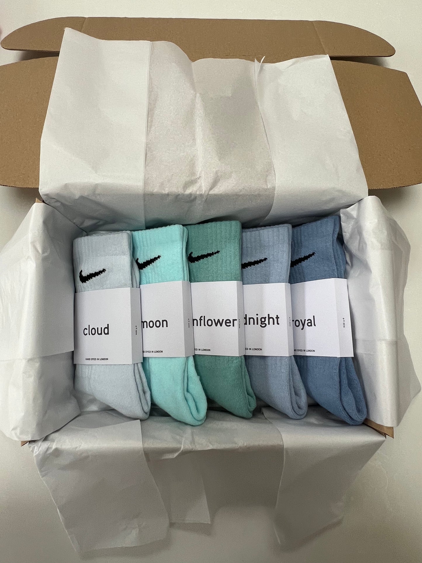 5 pairs Nike crew socks. 5 pack Nike everyday crew socks. Hand dyed colours.