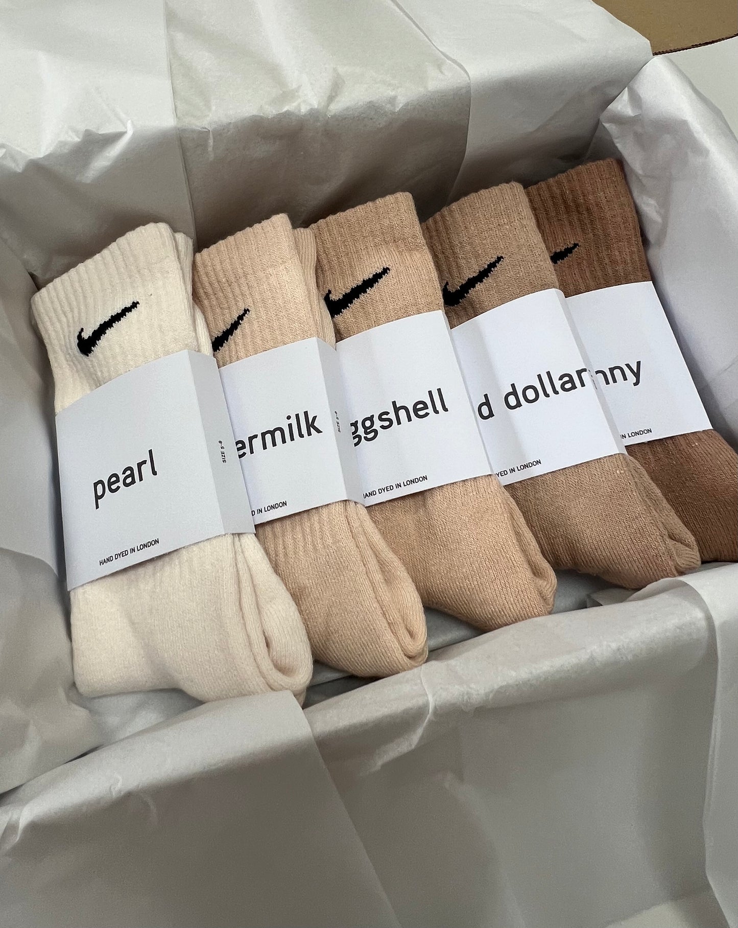 5 pairs Nike crew socks. 5 pack Nike everyday crew socks. Hand dyed colours.