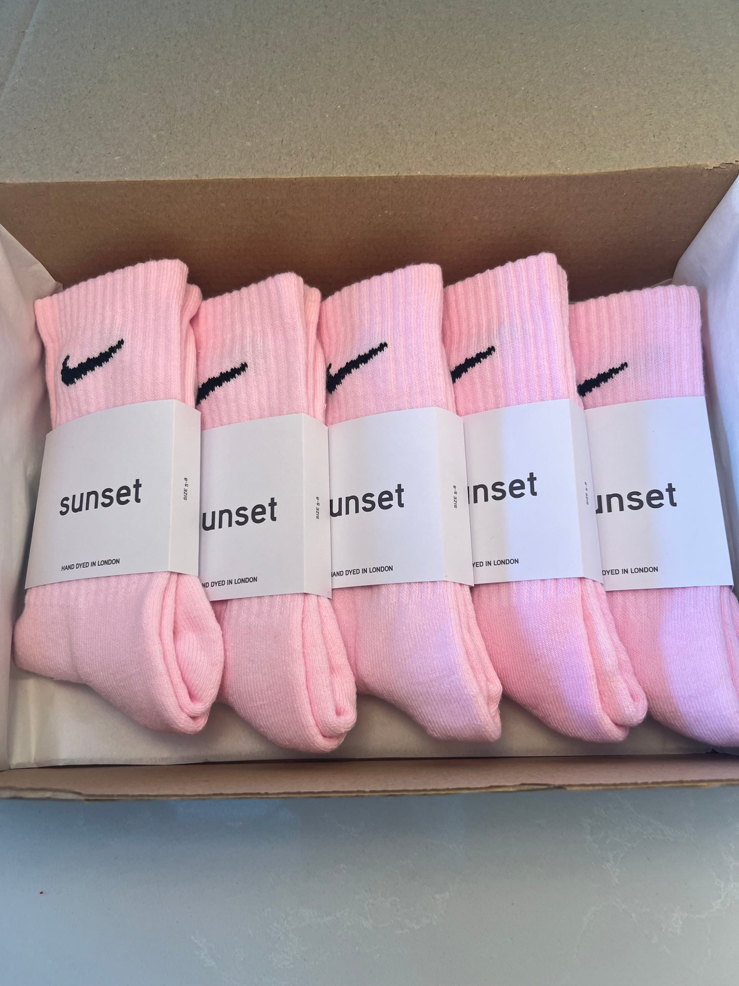 5 pairs Nike crew socks. 5 pack Nike everyday crew socks. Hand dyed colours.