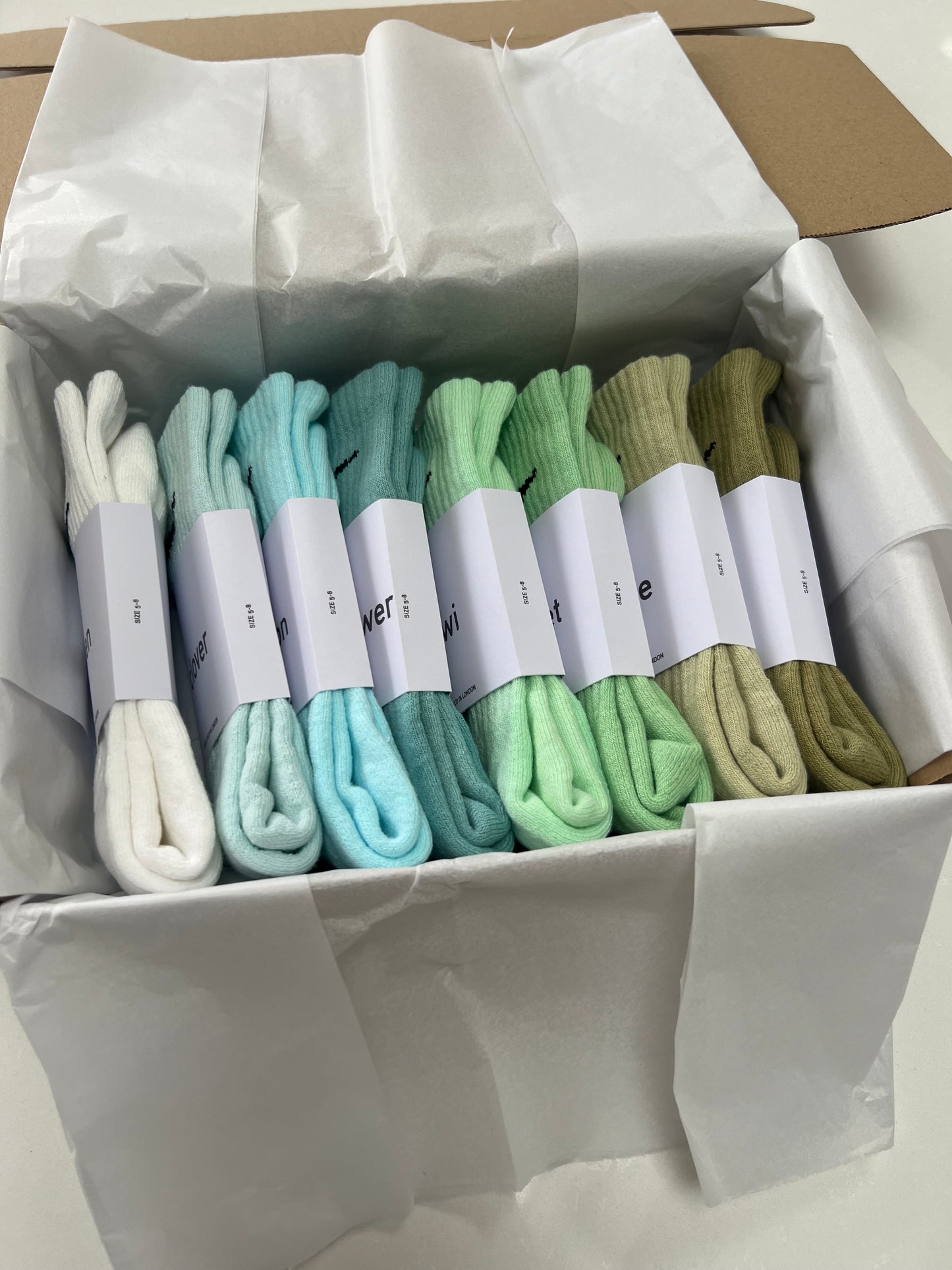 8 pairs Nike crew socks. 8 pack Nike everyday crew socks. Hand dyed colours.