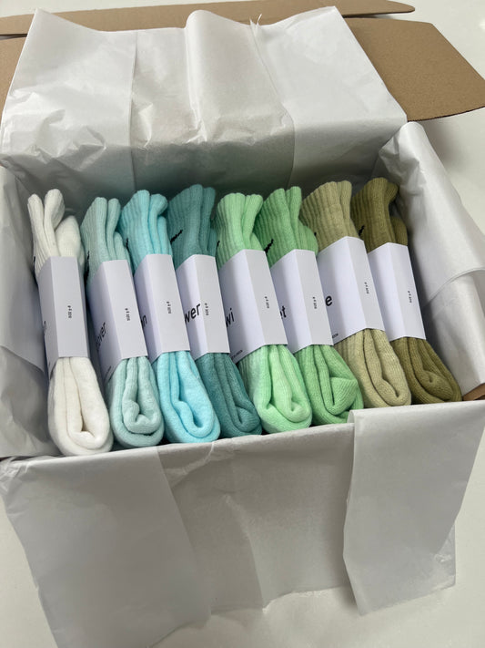 8 pairs Nike crew socks. 8 pack Nike everyday crew socks. Hand dyed colours.