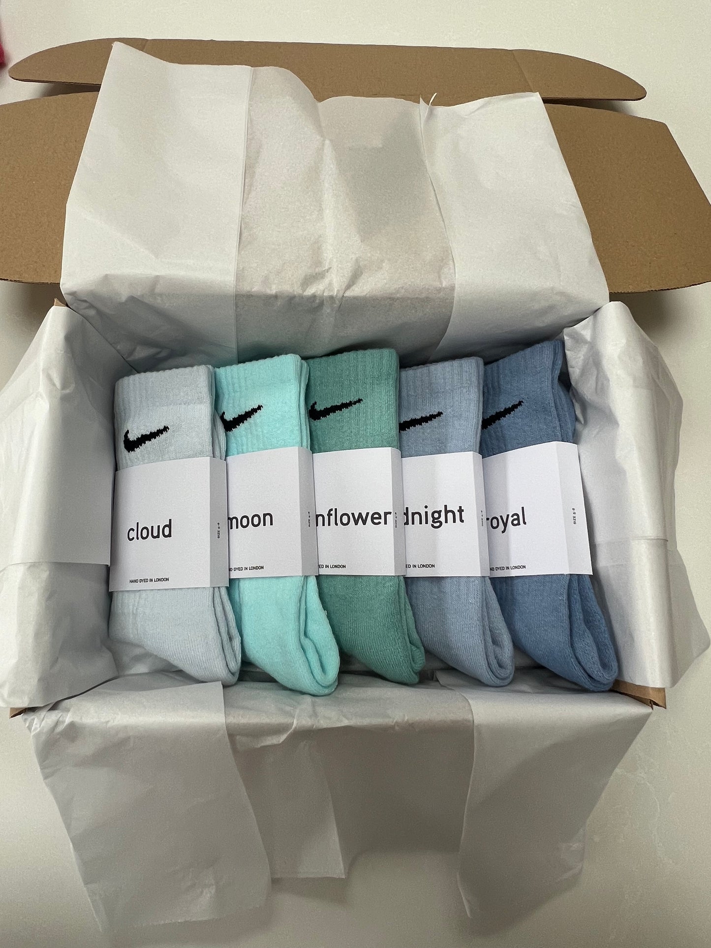 5 pairs Nike crew socks. 5 pack Nike everyday crew socks. Hand dyed colours.