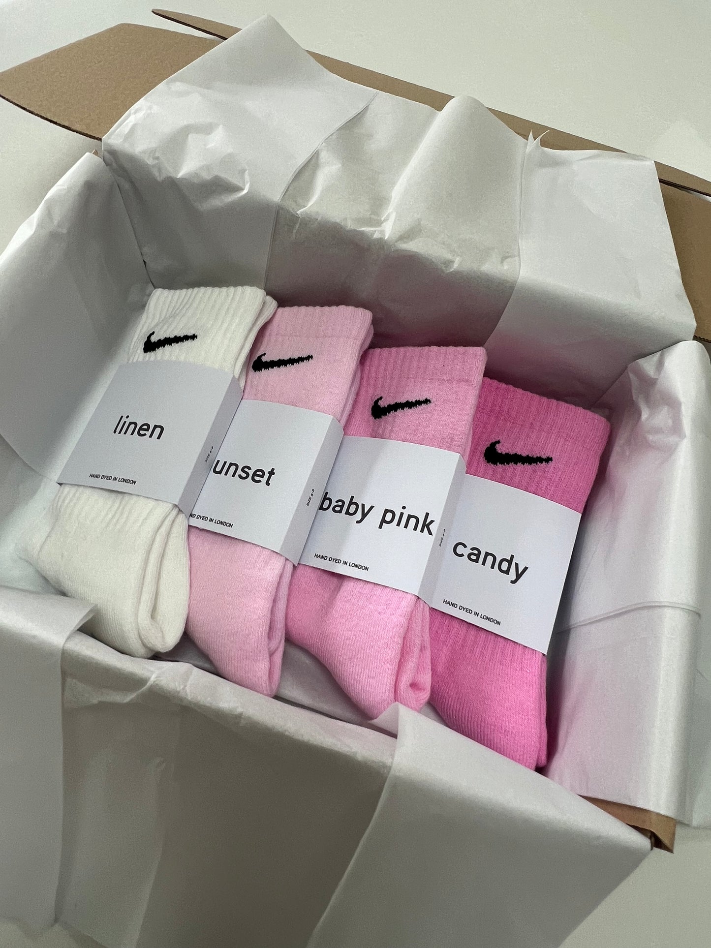 4 pairs Nike crew socks. 4 pack Nike everyday crew socks. Hand dyed colours.