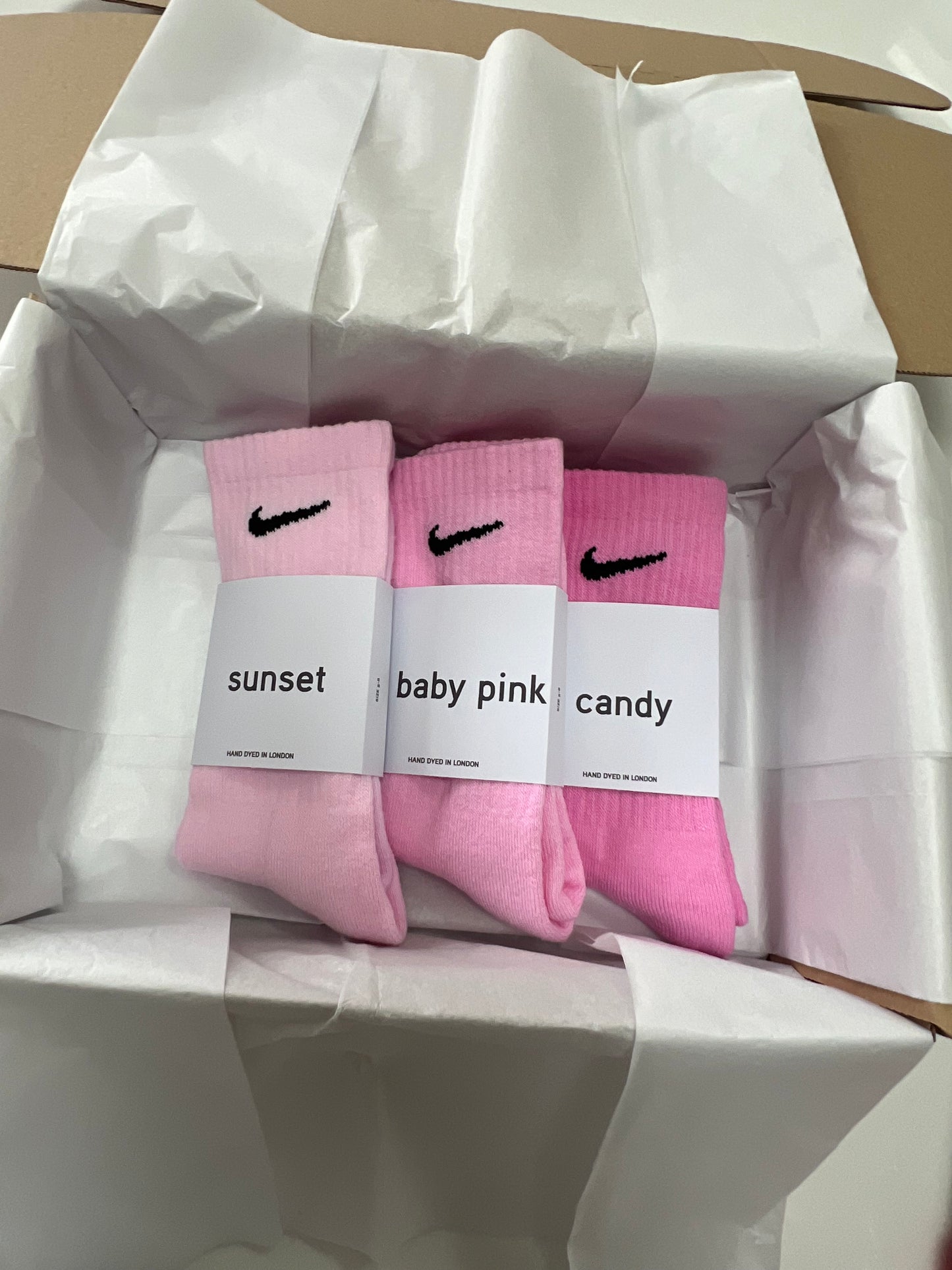 3 pairs Nike crew socks. 3 pack Nike everyday crew socks. Hand dyed colours.