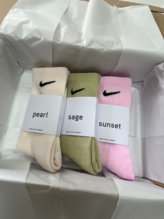 3 pairs Nike crew socks. 3 pack Nike everyday crew socks. Hand dyed colours.