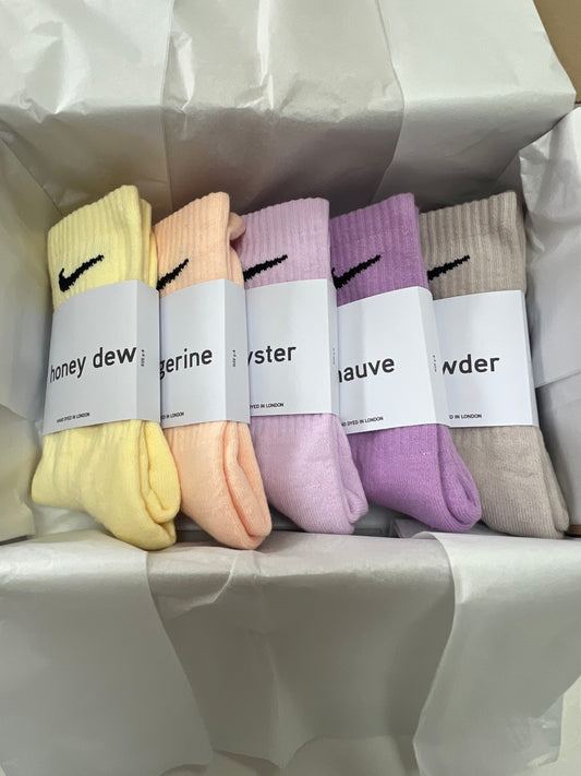 5 pairs Nike crew socks. 5 pack Nike everyday crew socks. Hand dyed colours.