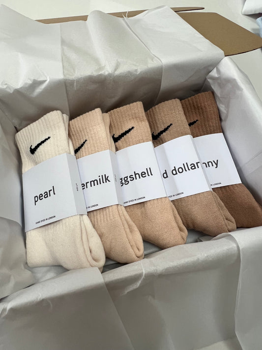 5 pairs Nike crew socks. 5 pack Nike everyday crew socks. Hand dyed colours.