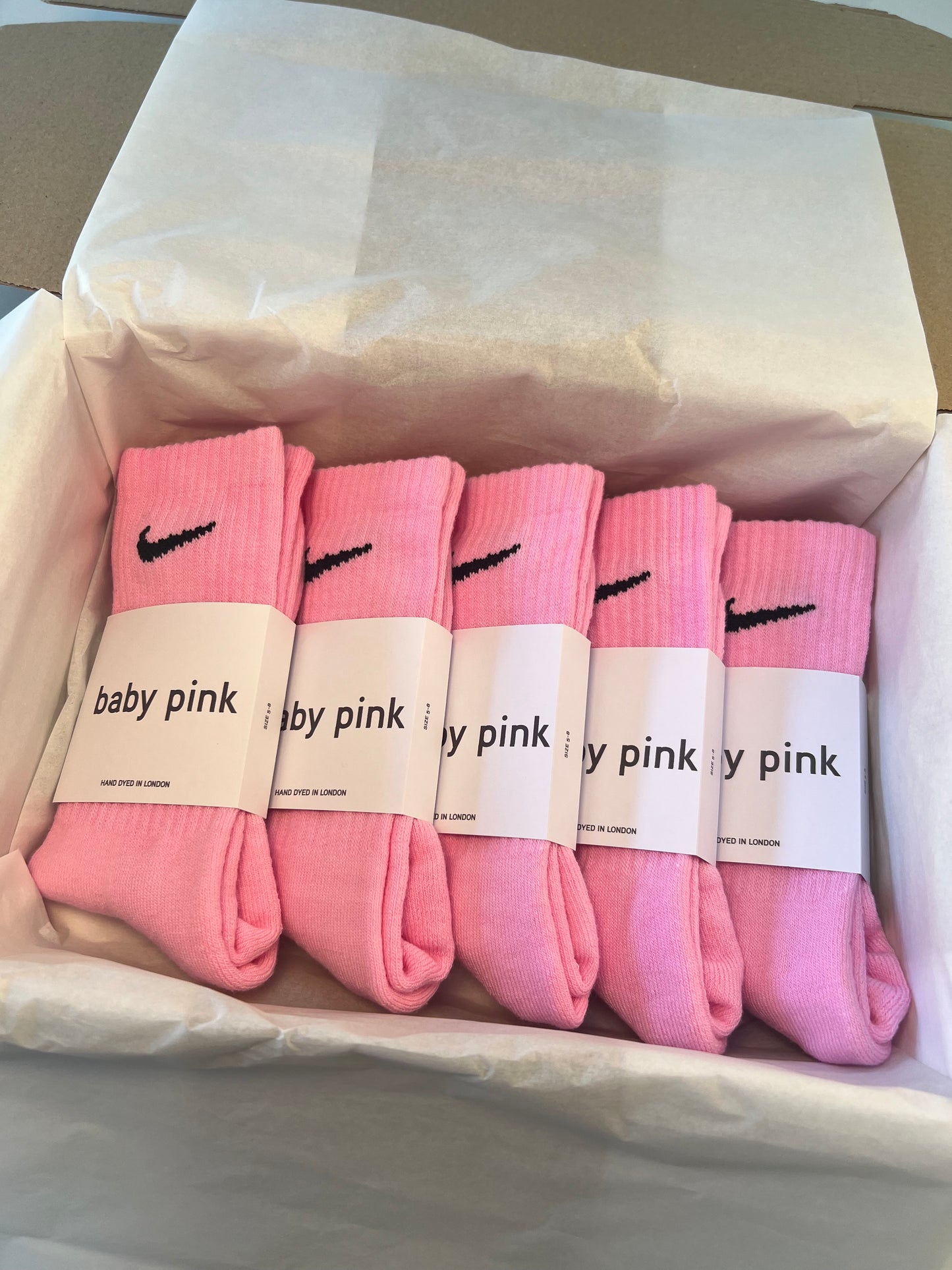 5 pairs Nike crew socks. 5 pack Nike everyday crew socks. Hand dyed colours.