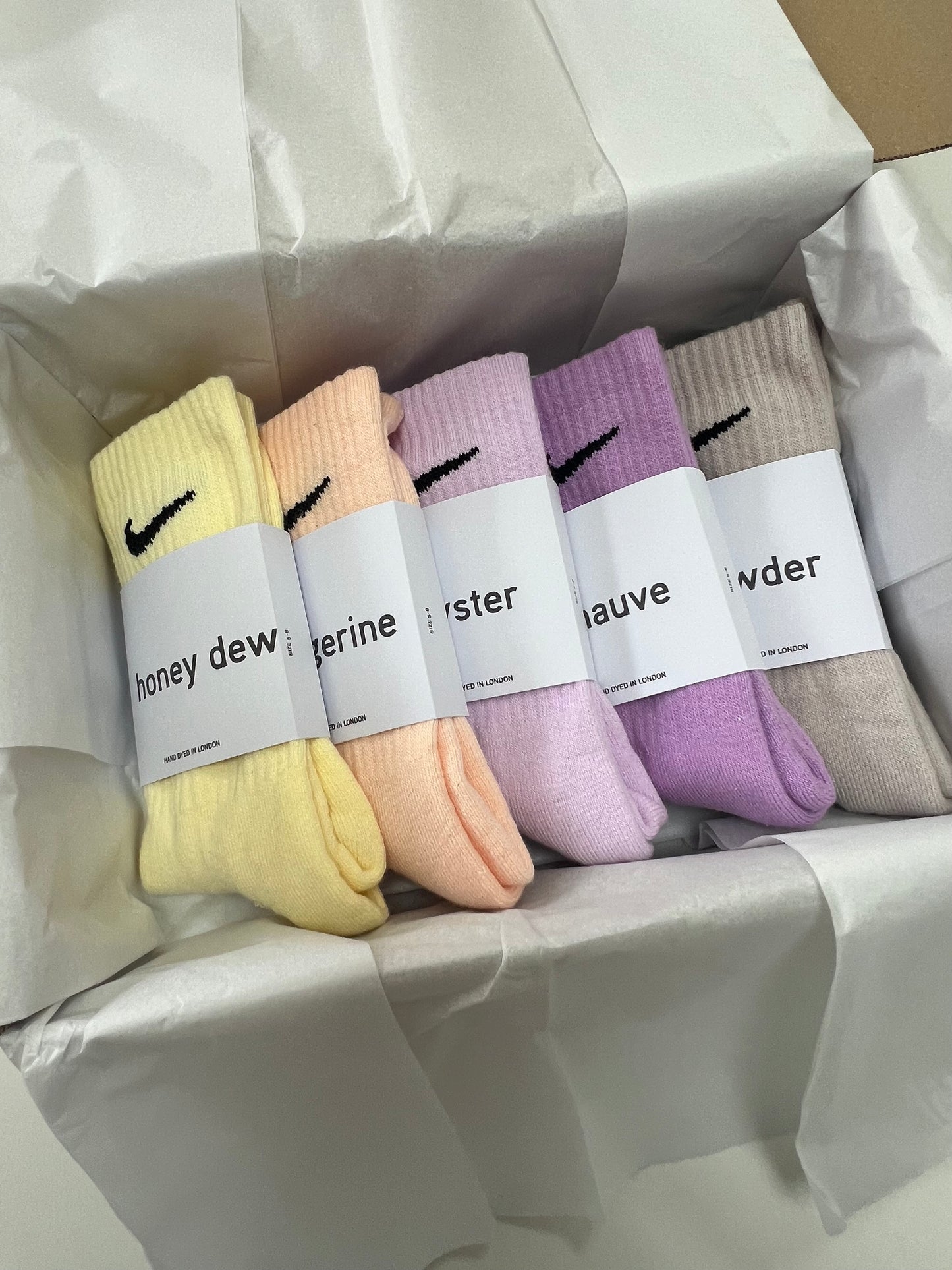 5 pairs Nike crew socks. 5 pack Nike everyday crew socks. Hand dyed colours.