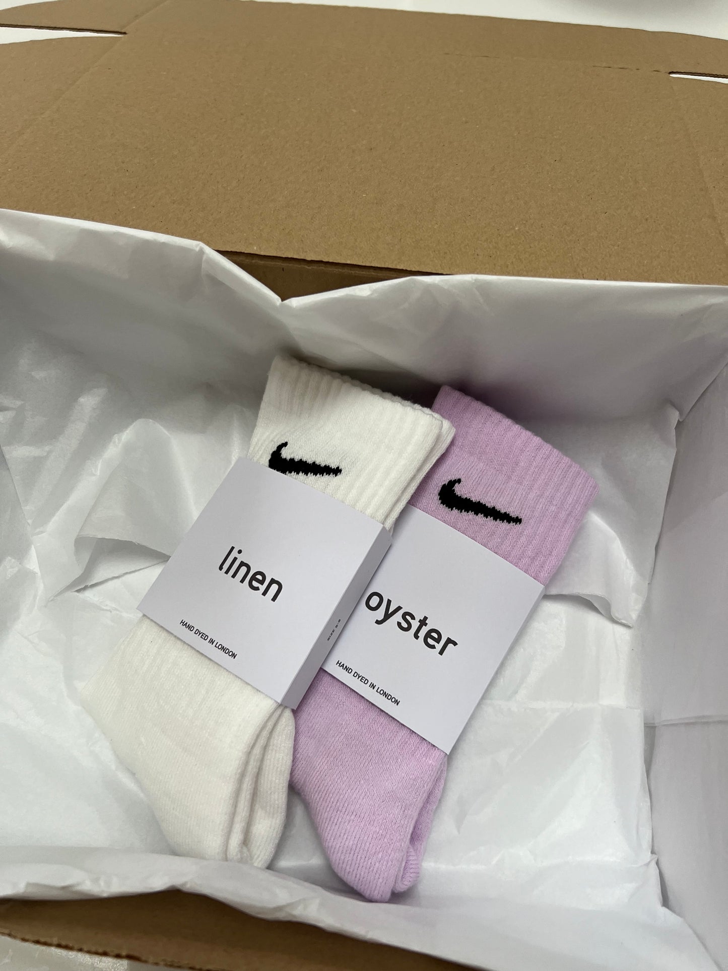 2 pairs Nike crew socks. 2 pack Nike everyday crew socks. Hand dyed colours.