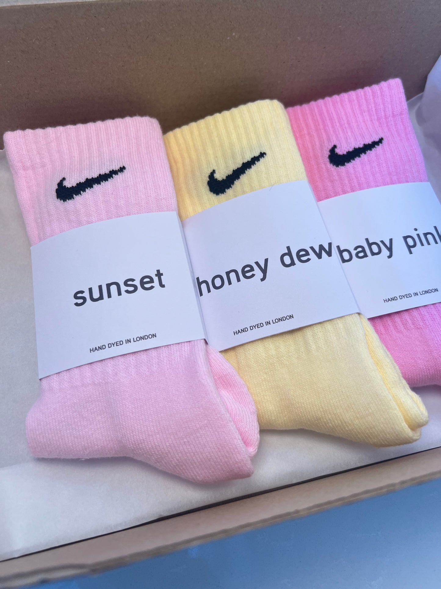 3 pairs Nike crew socks. 3 pack Nike everyday crew socks. Hand dyed colours.