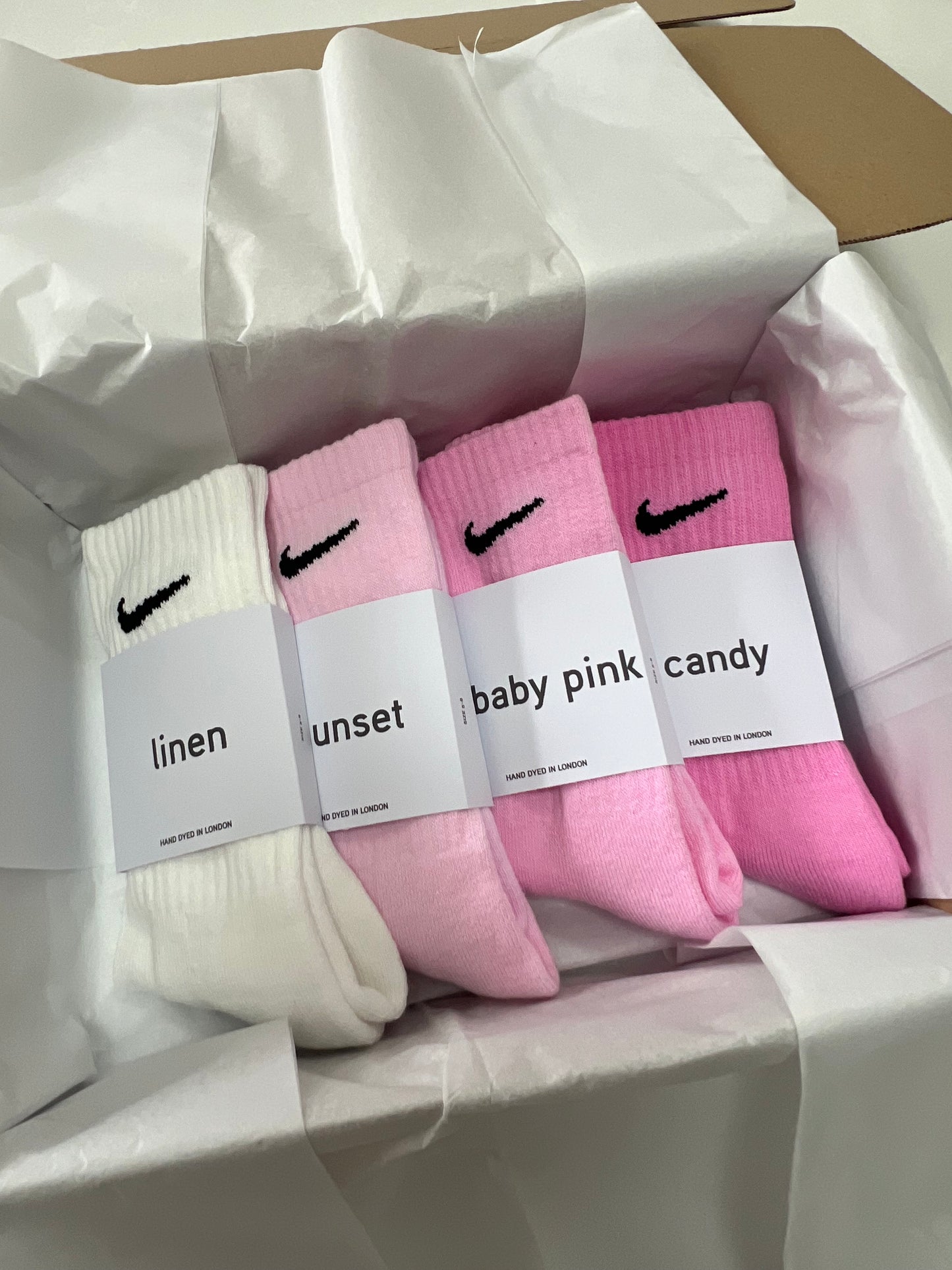 4 pairs Nike crew socks. 4 pack Nike everyday crew socks. Hand dyed colours.