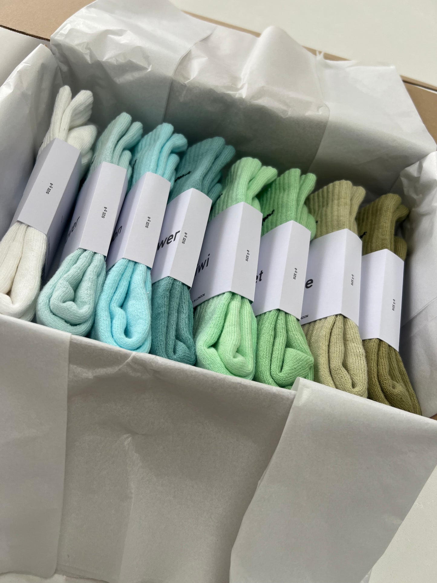 8 pairs Nike crew socks. 8 pack Nike everyday crew socks. Hand dyed colours.
