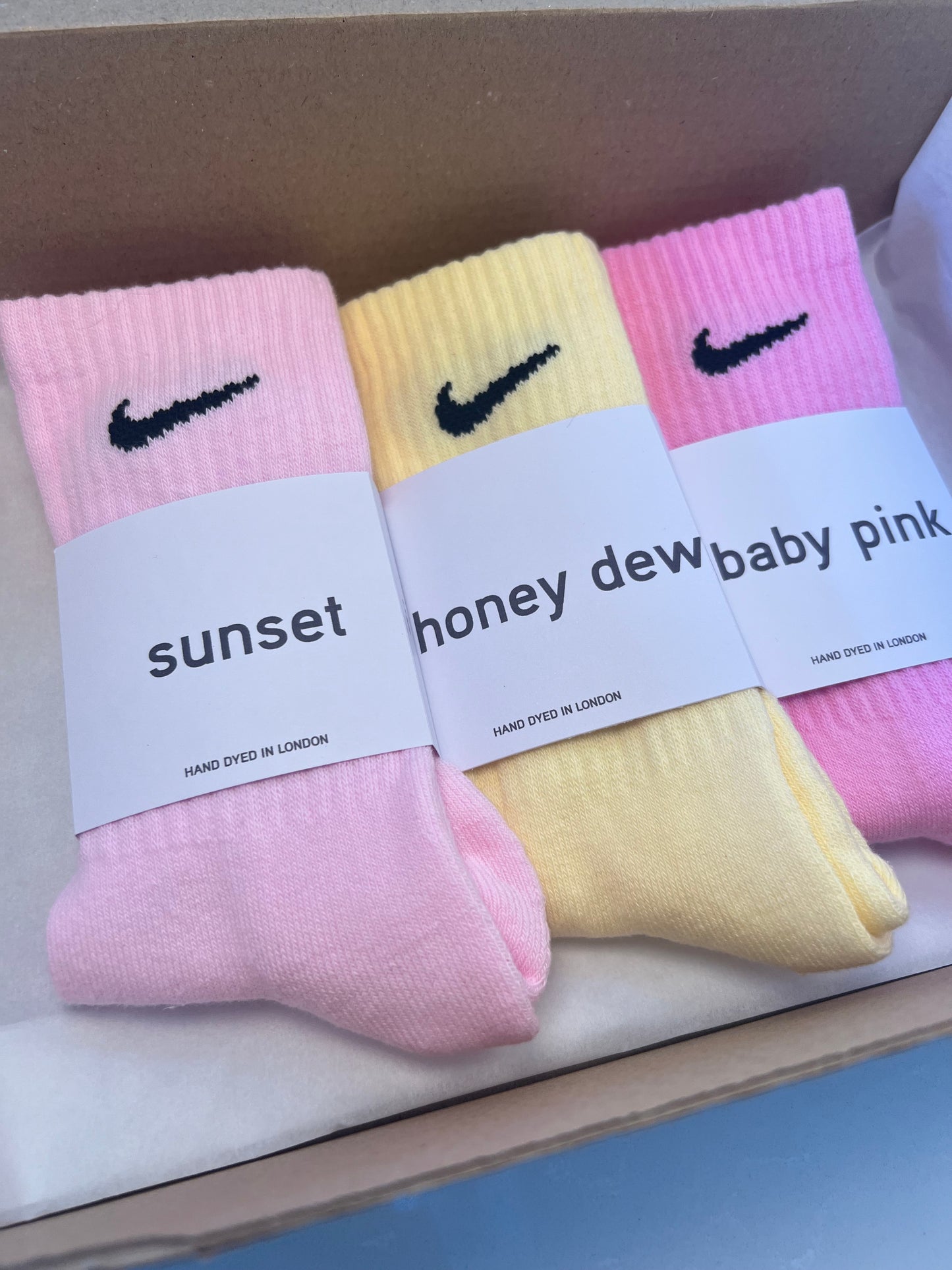 3 pairs Nike crew socks. 3 pack Nike everyday crew socks. Hand dyed colours.