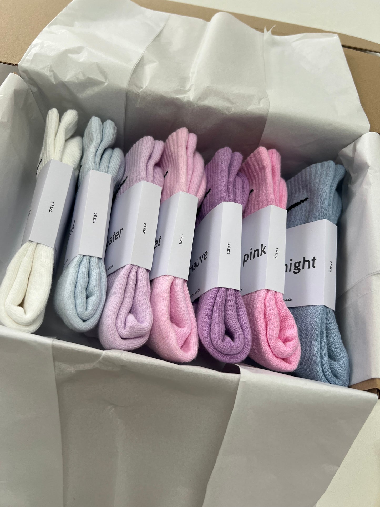 7 pairs Nike crew socks. 7 pack Nike everyday crew socks. Hand dyed colours.