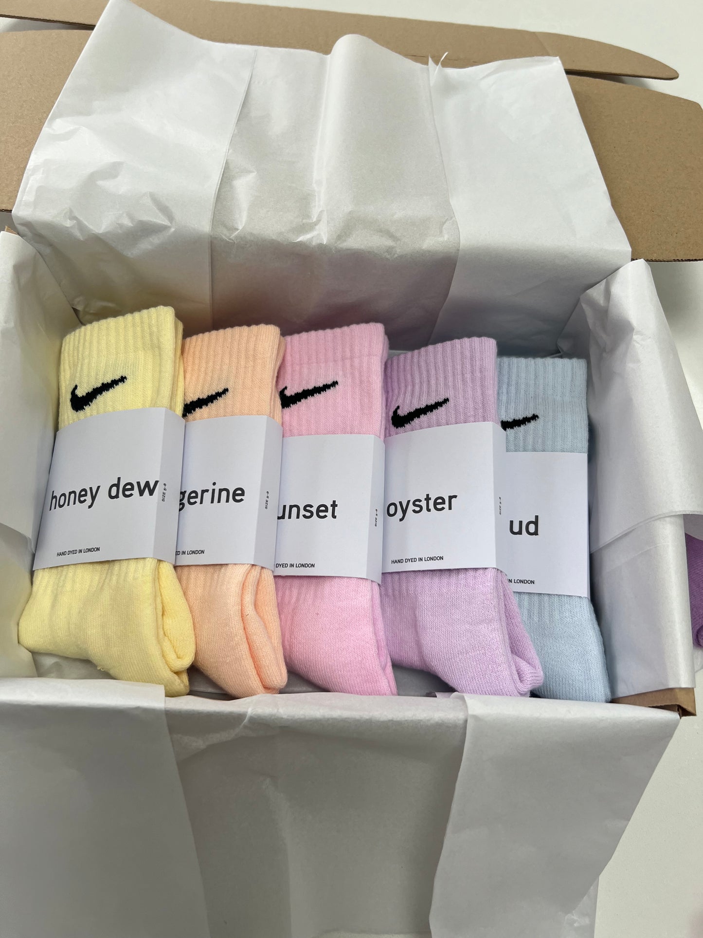 5 pairs Nike crew socks. 5 pack Nike everyday crew socks. Hand dyed colours.