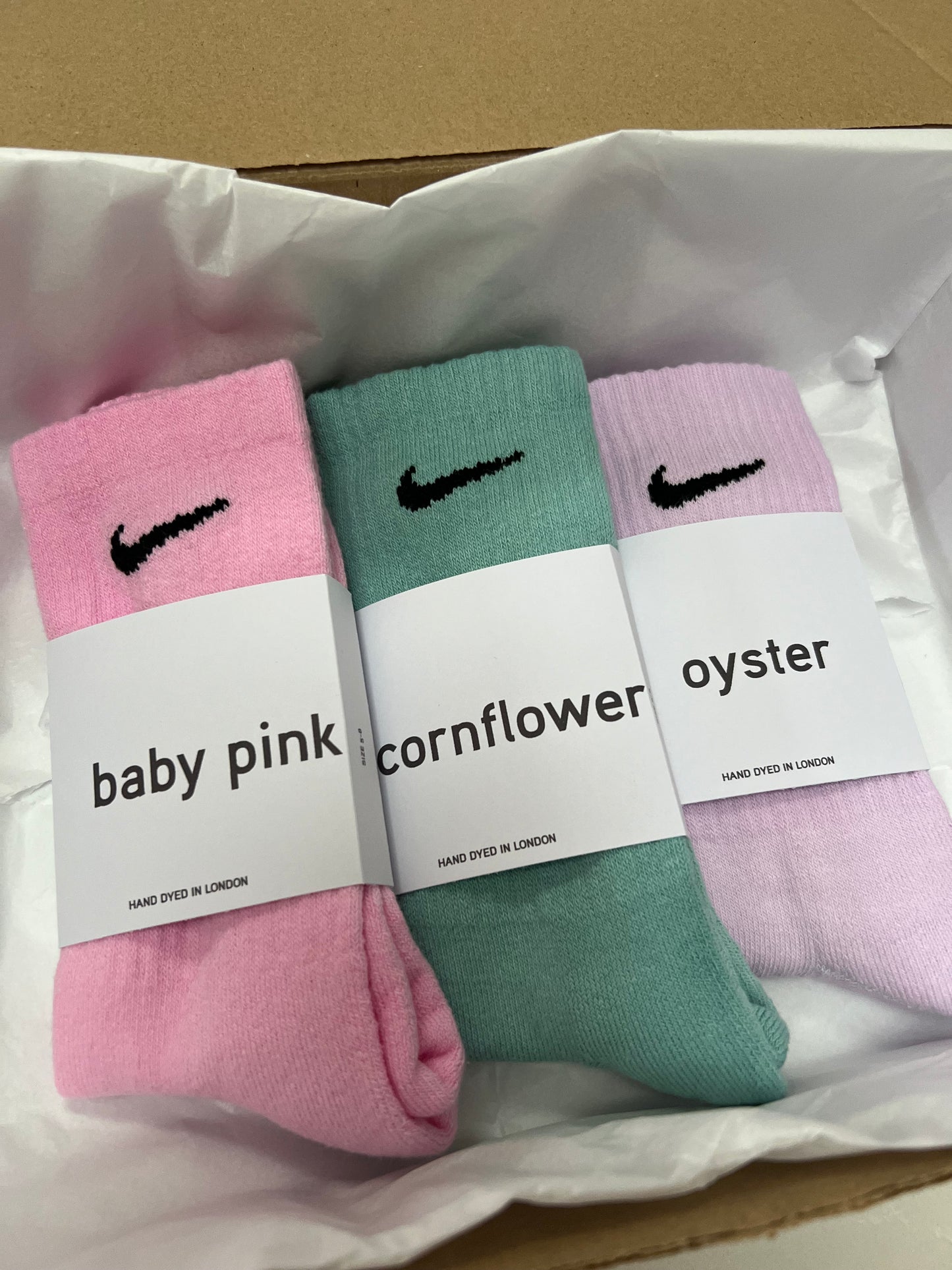 3 pairs Nike crew socks. 3 pack Nike everyday crew socks. Hand dyed colours.