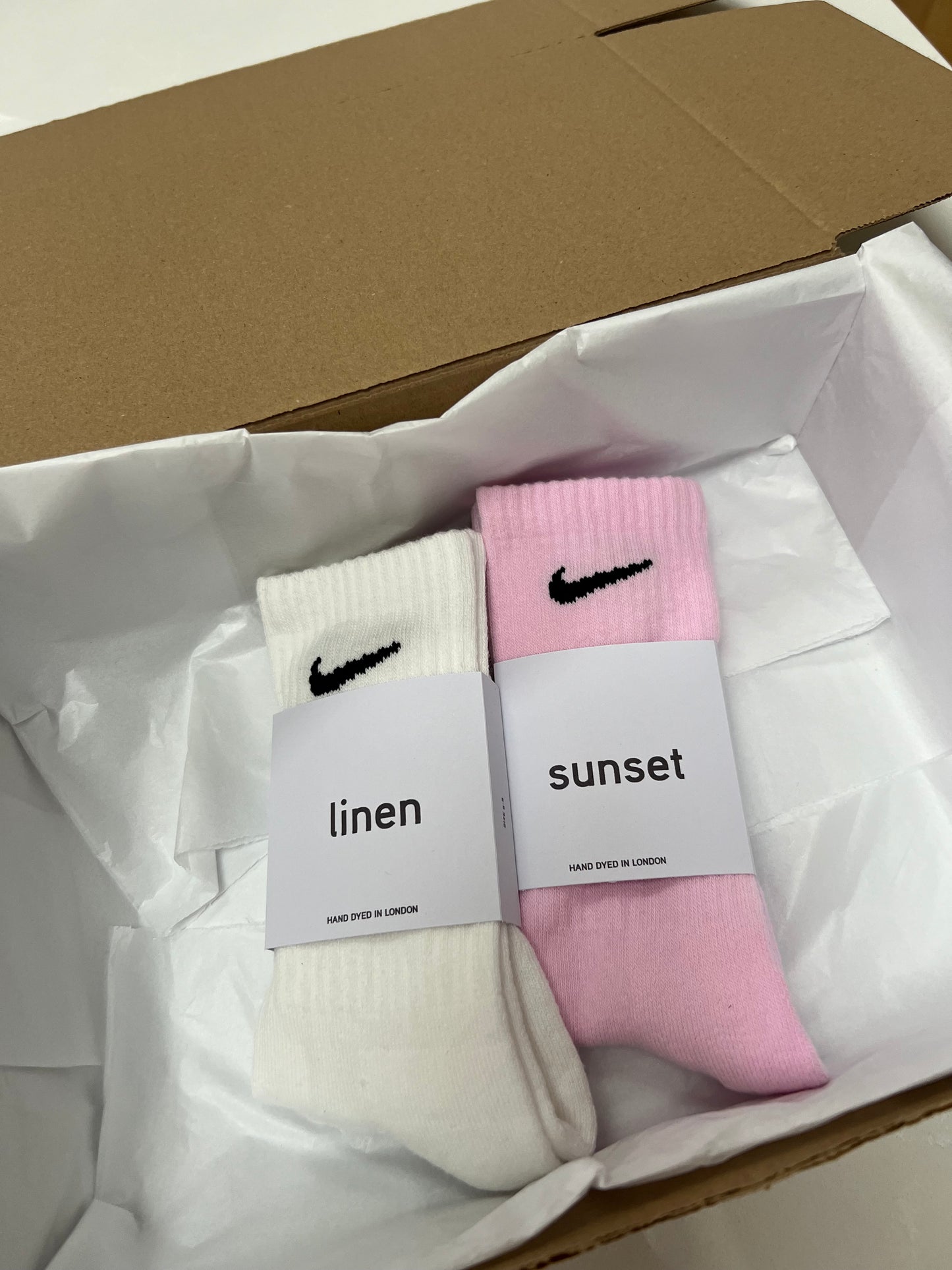 2 pairs Nike crew socks. 2 pack Nike everyday crew socks. Hand dyed colours.