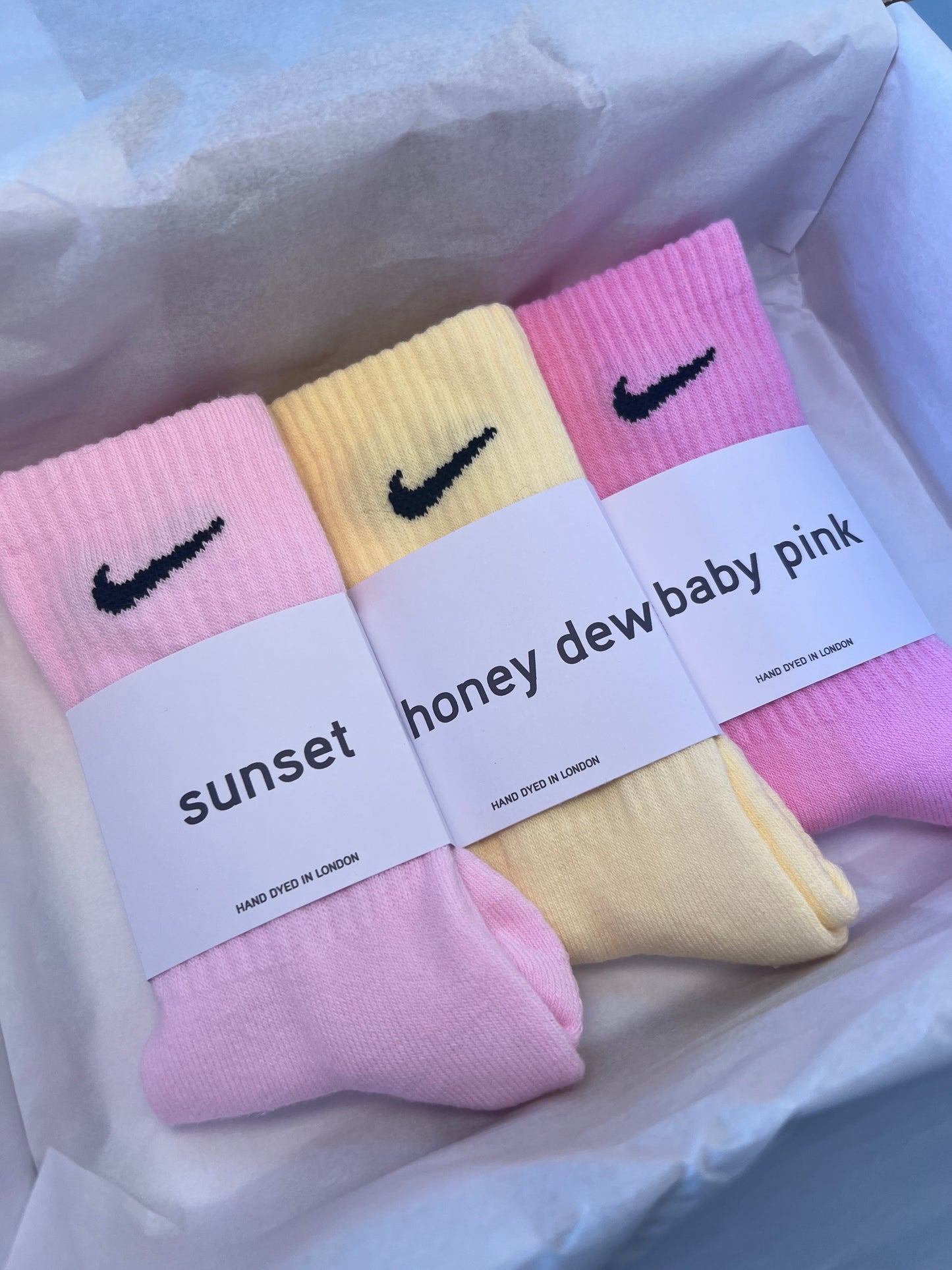 3 pairs Nike crew socks. 3 pack Nike everyday crew socks. Hand dyed colours.