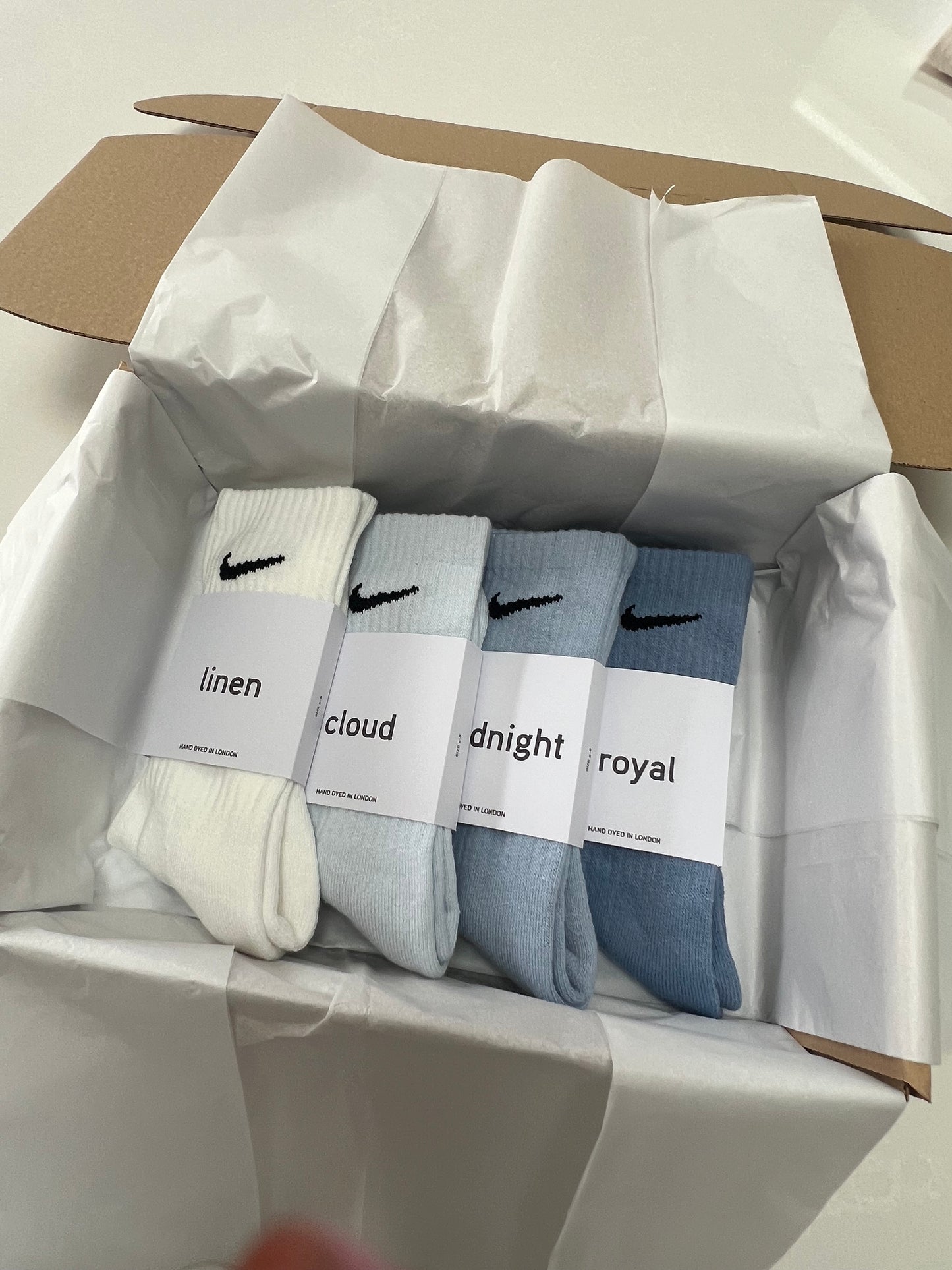 4 pairs Nike crew socks. 4 pack Nike everyday crew socks. Hand dyed colours.