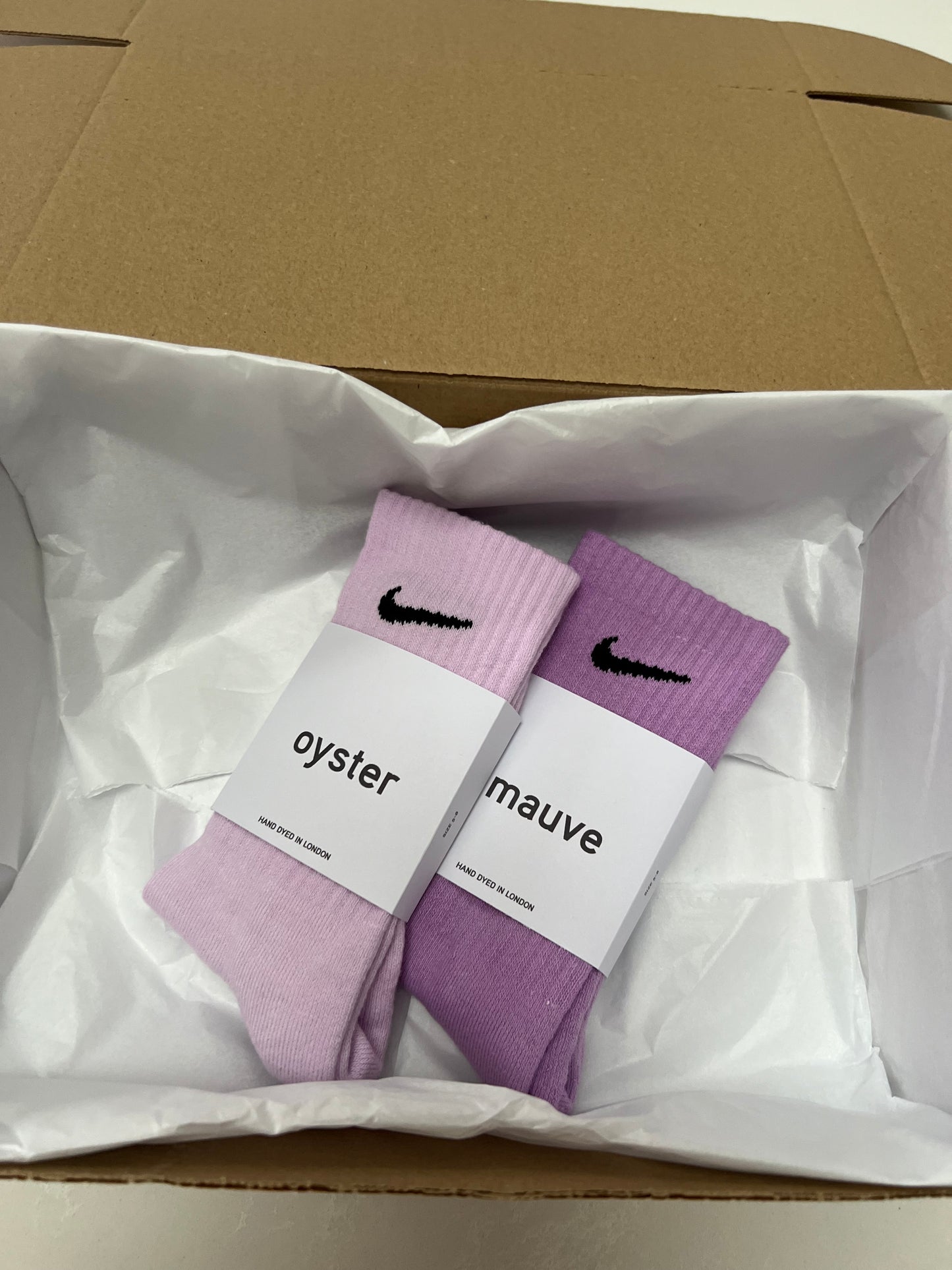 2 pairs Nike crew socks. 2 pack Nike everyday crew socks. Hand dyed colours.