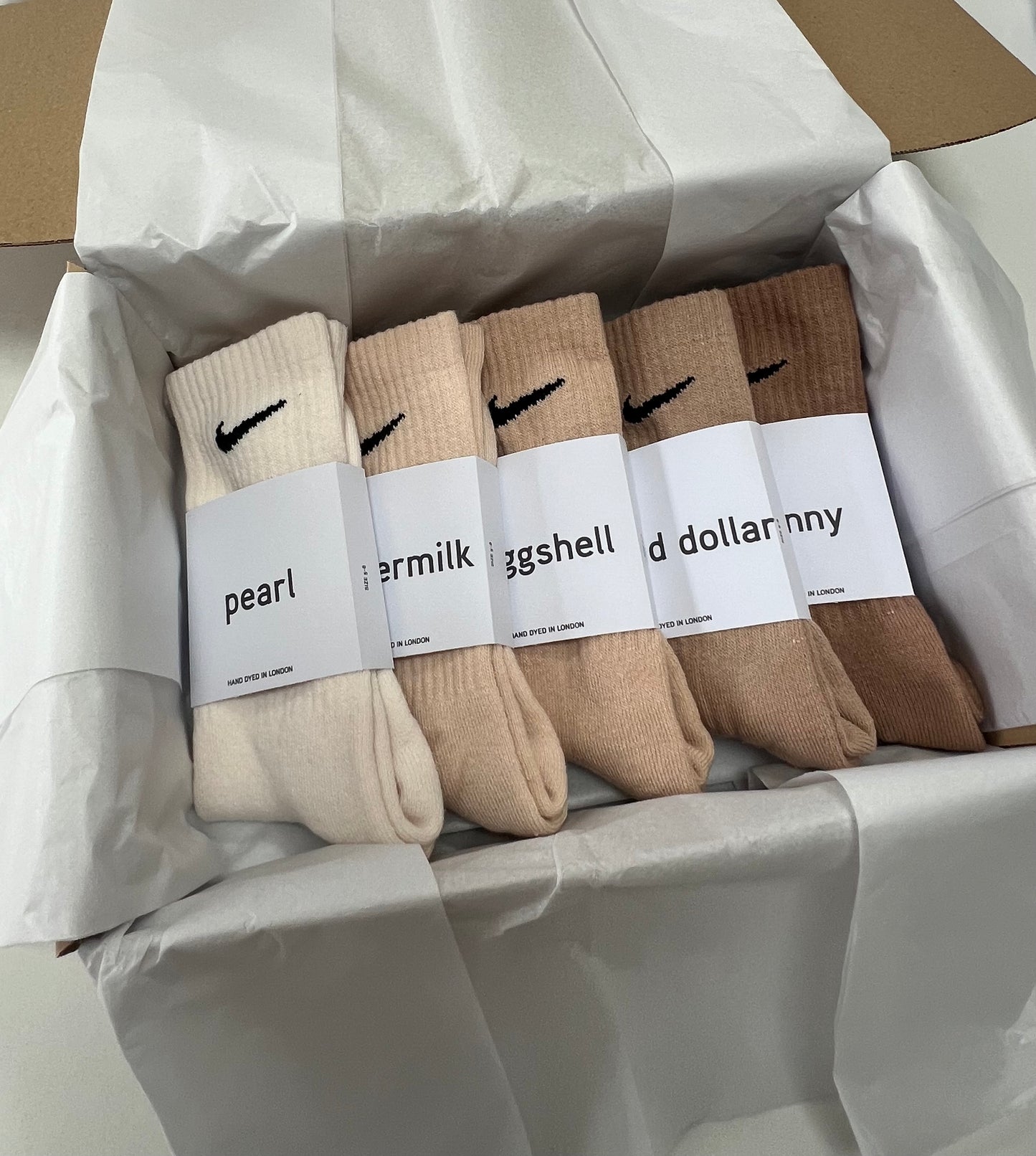 5 pairs Nike crew socks. 5 pack Nike everyday crew socks. Hand dyed colours.