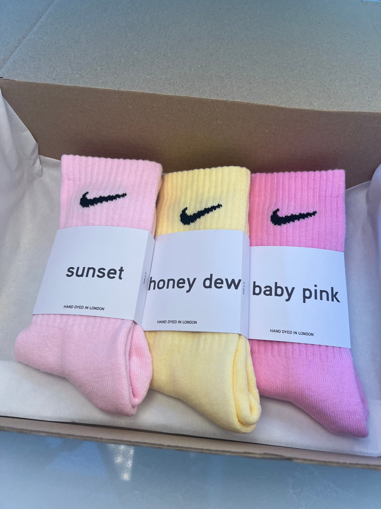 3 pairs Nike crew socks. 3 pack Nike everyday crew socks. Hand dyed colours.