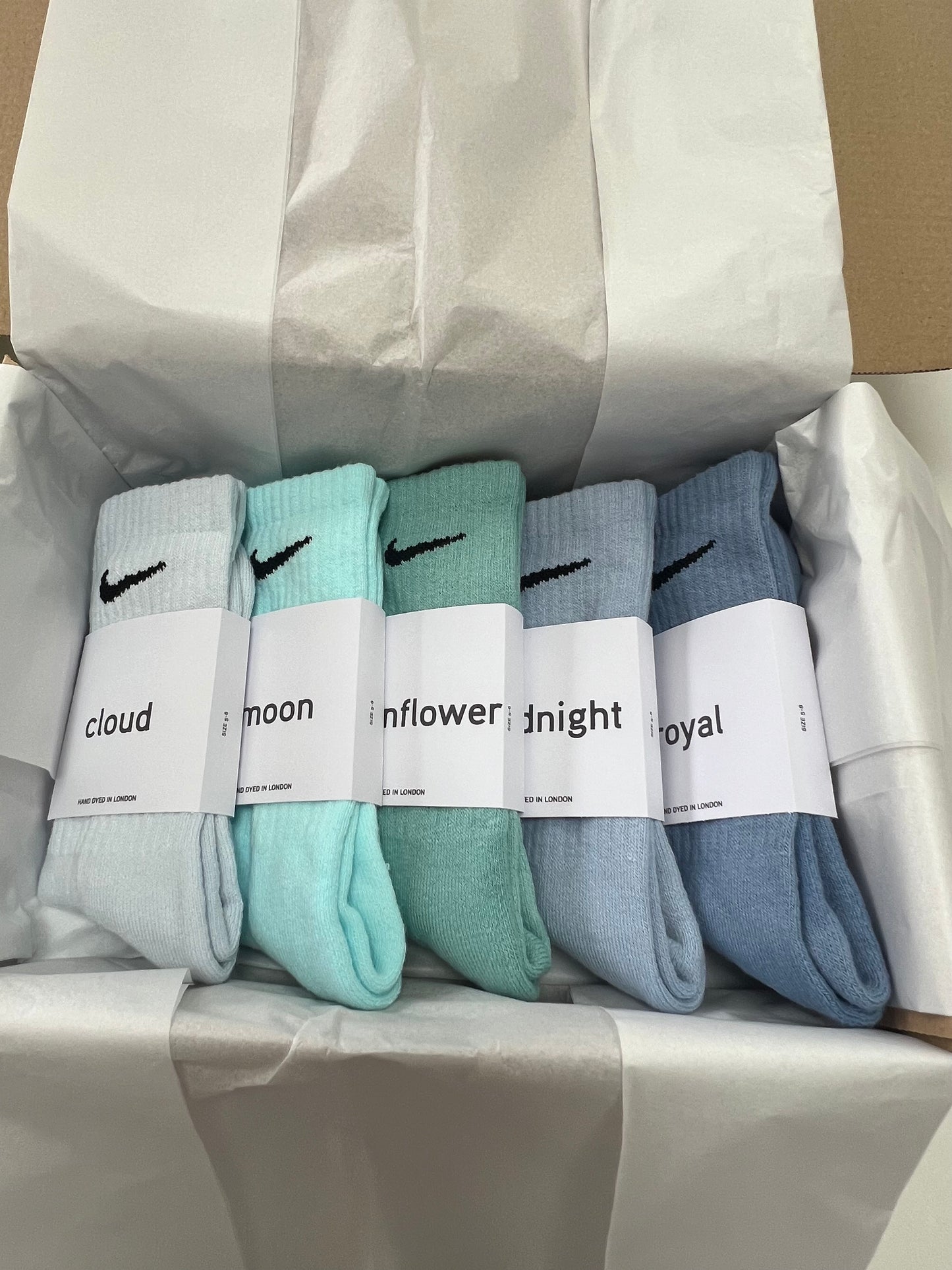 5 pairs Nike crew socks. 5 pack Nike everyday crew socks. Hand dyed colours.