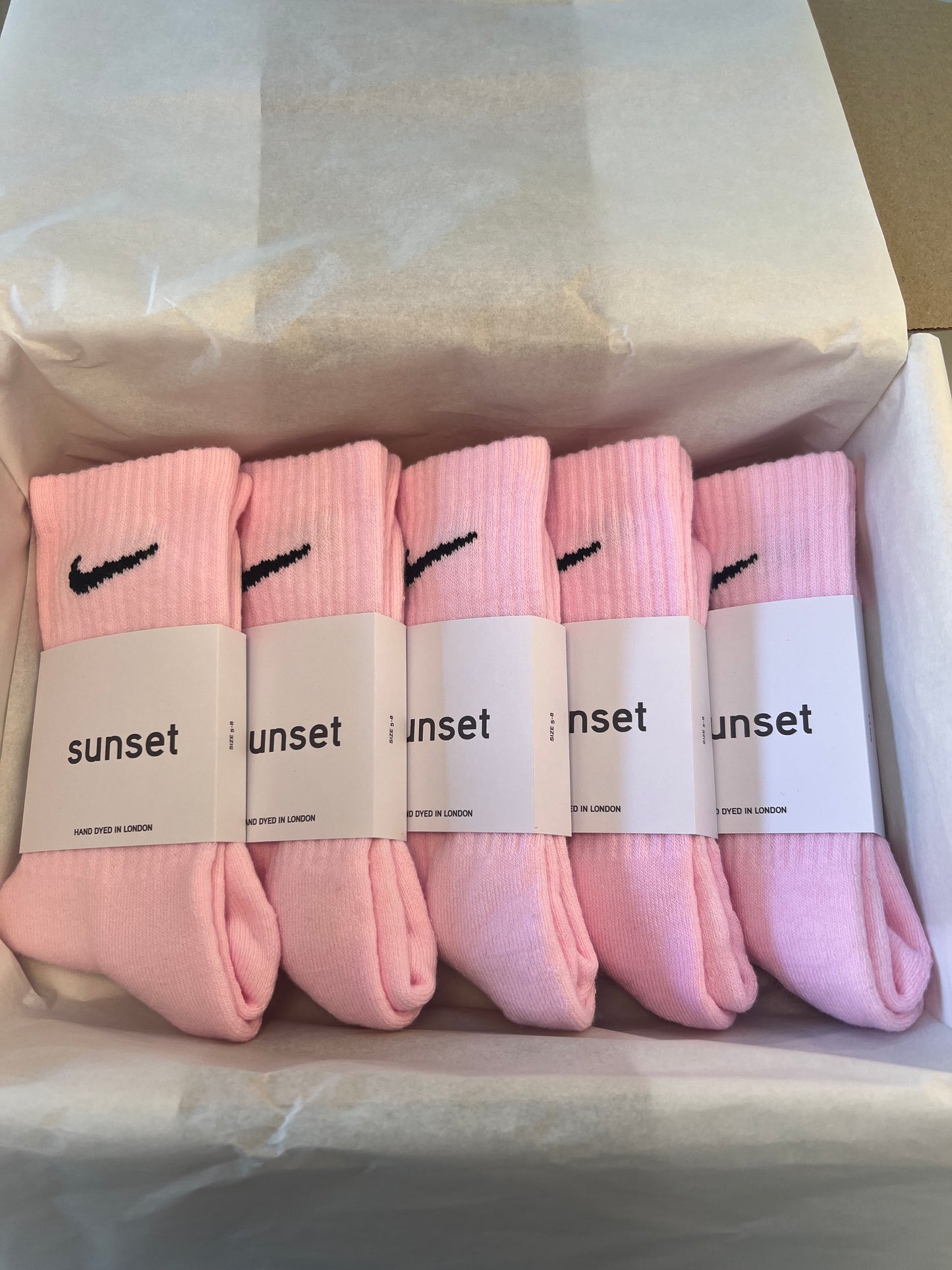 5 pairs Nike crew socks. 5 pack Nike everyday crew socks. Hand dyed colours.