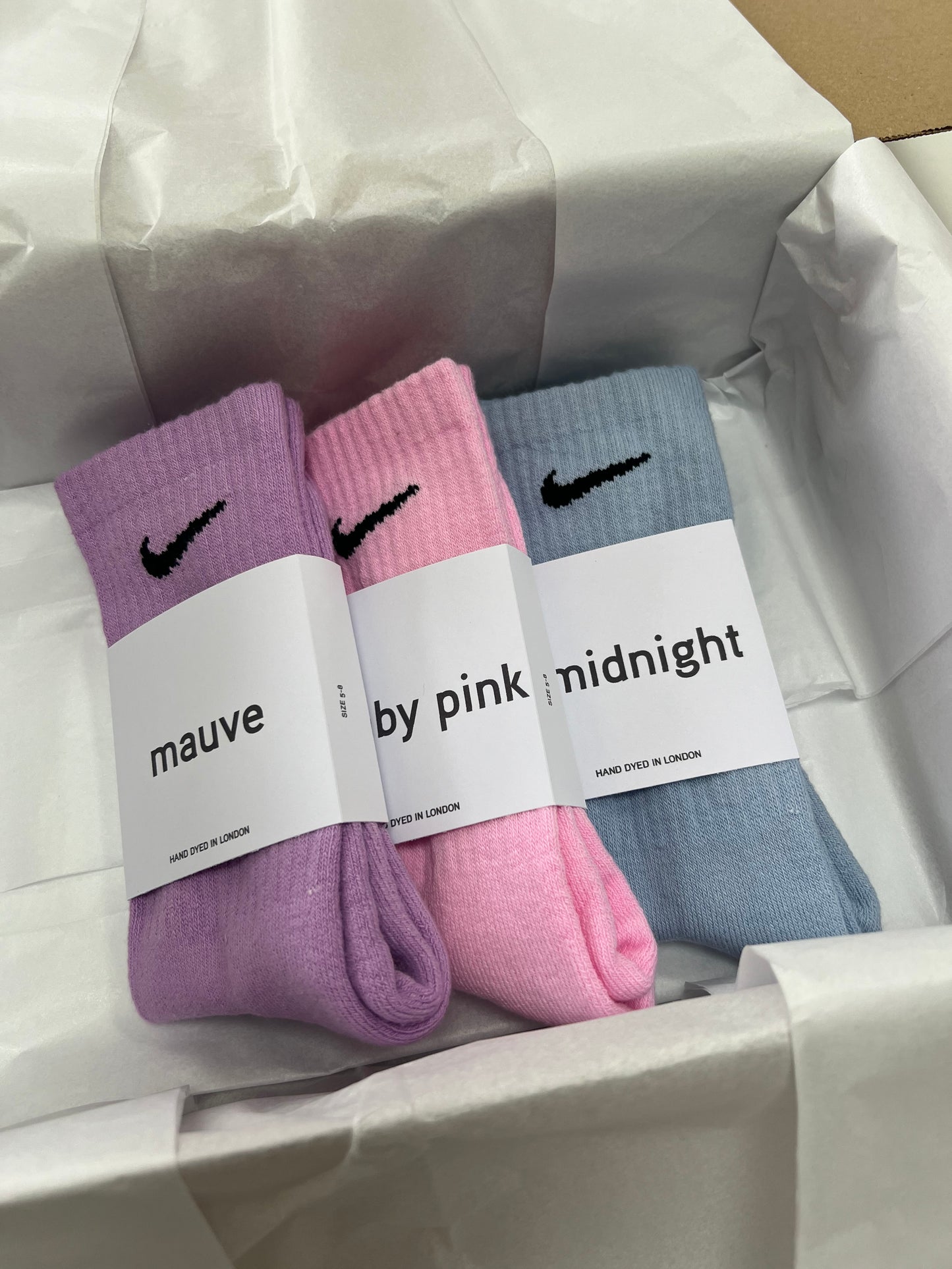 3 pairs Nike crew socks. 3 pack Nike everyday crew socks. Hand dyed colours.