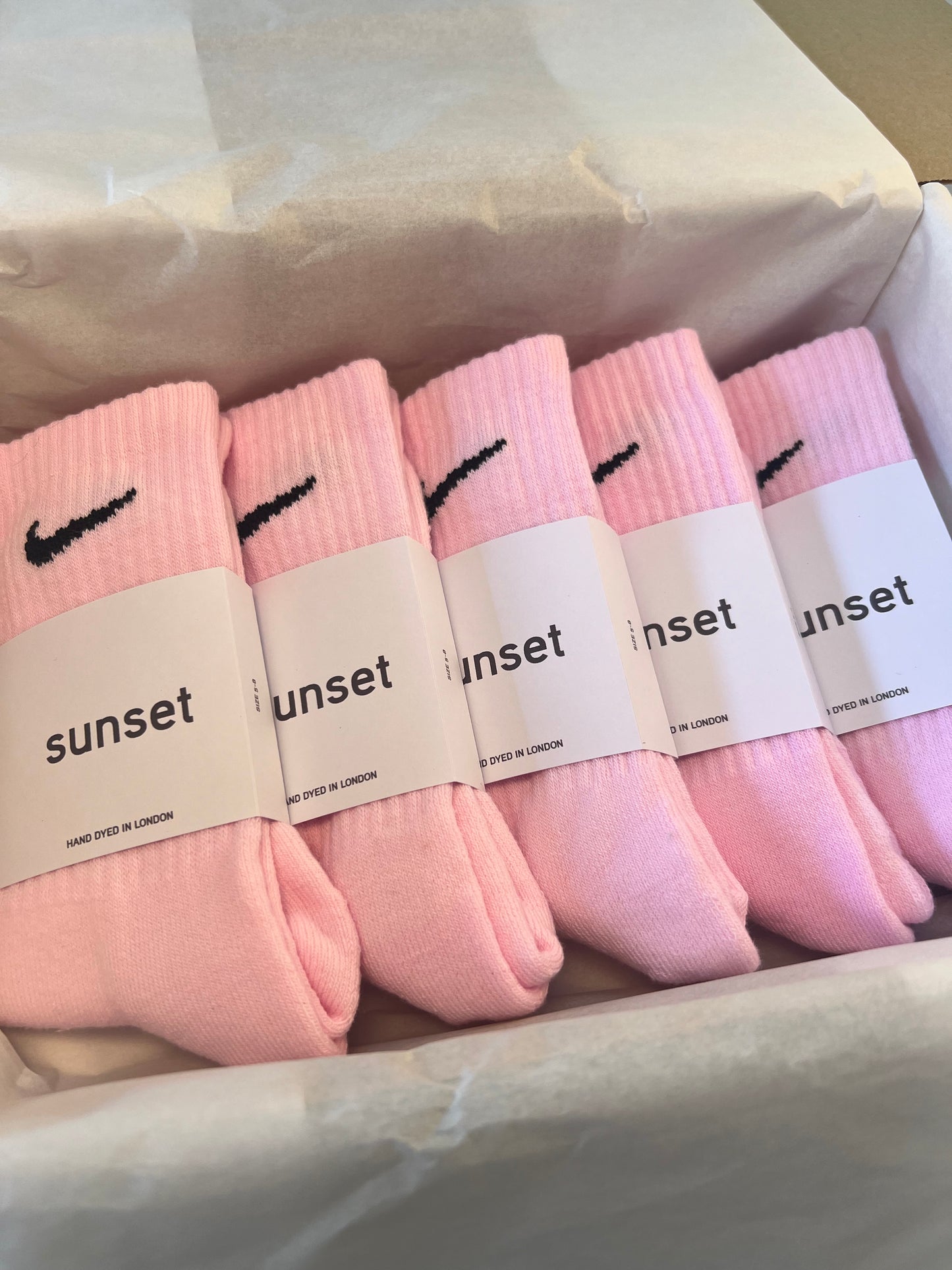 5 pairs Nike crew socks. 5 pack Nike everyday crew socks. Hand dyed colours.