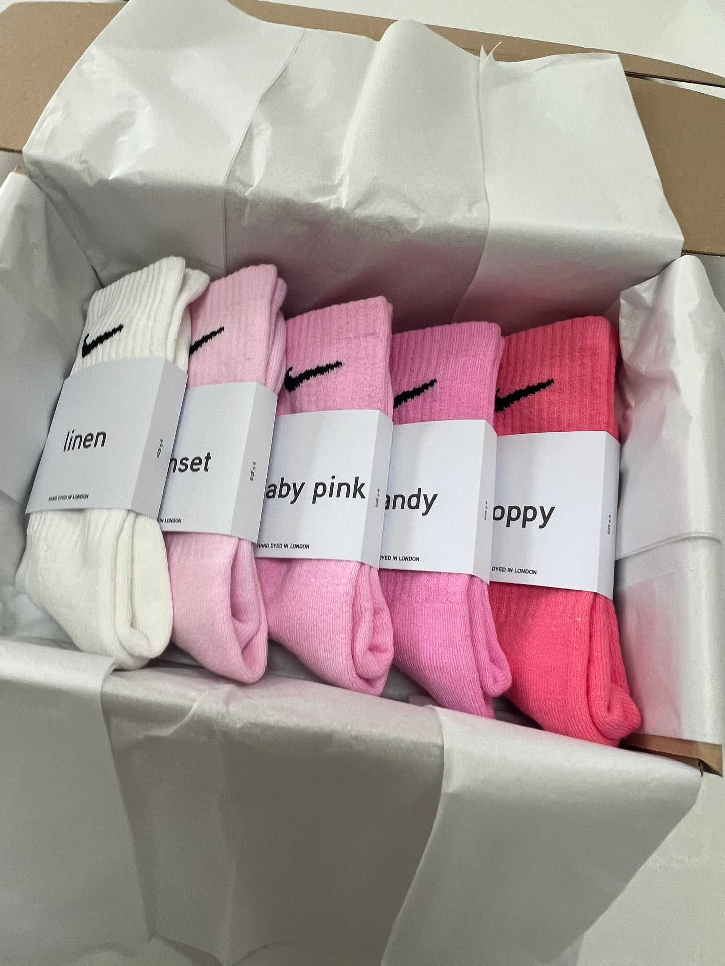 5 pairs Nike crew socks. 5 pack Nike everyday crew socks. Hand dyed colours.