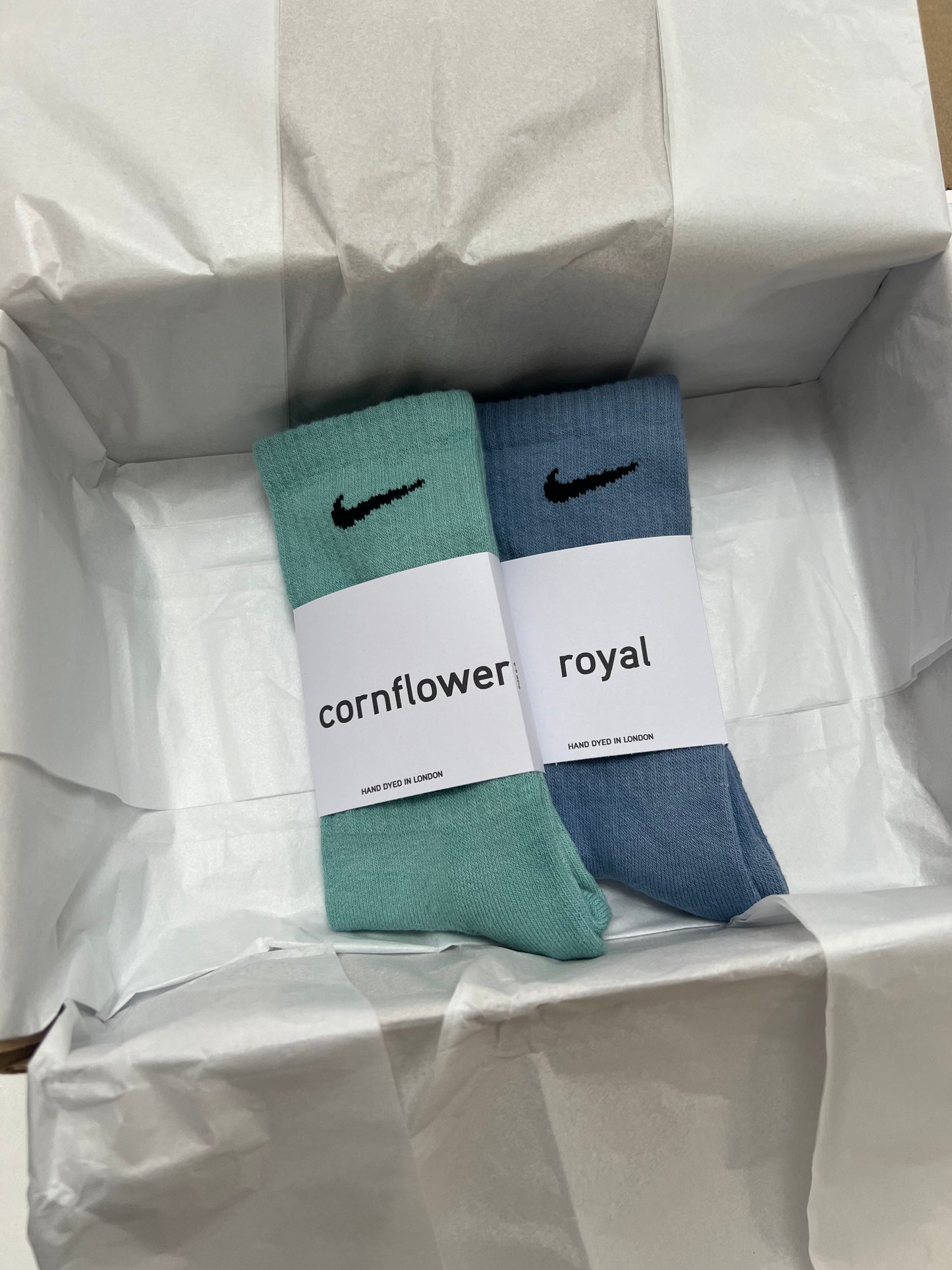 2 pairs Nike crew socks. 2 pack Nike everyday crew socks. Hand dyed colours.