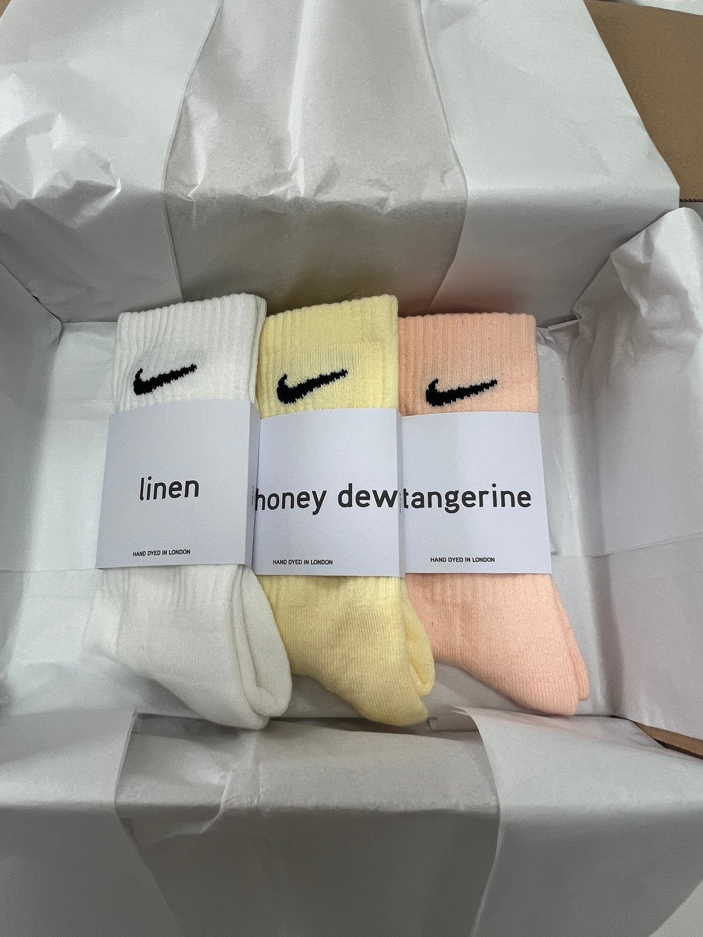 3 pairs Nike crew socks. 3 pack Nike everyday crew socks. Hand dyed colours.