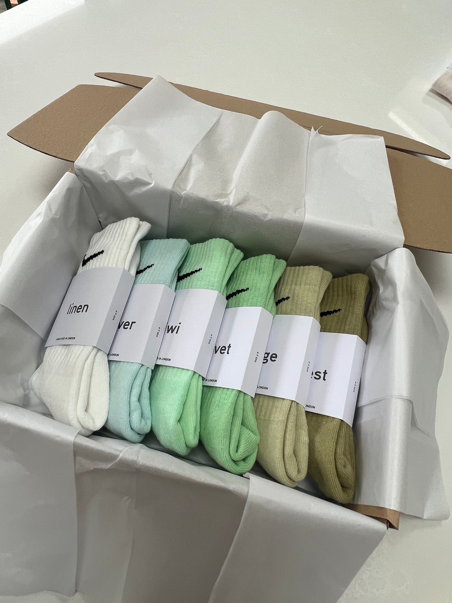 6 pairs Nike crew socks. 6 pack Nike everyday crew socks. Hand dyed colours.