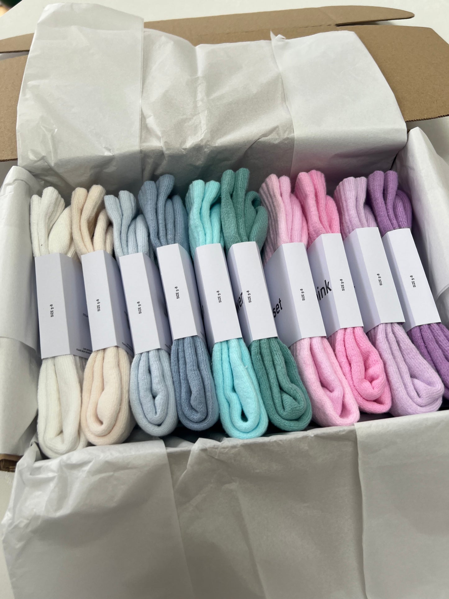 10 pairs Nike crew socks. 10 pack Nike everyday crew socks. Hand dyed colours.