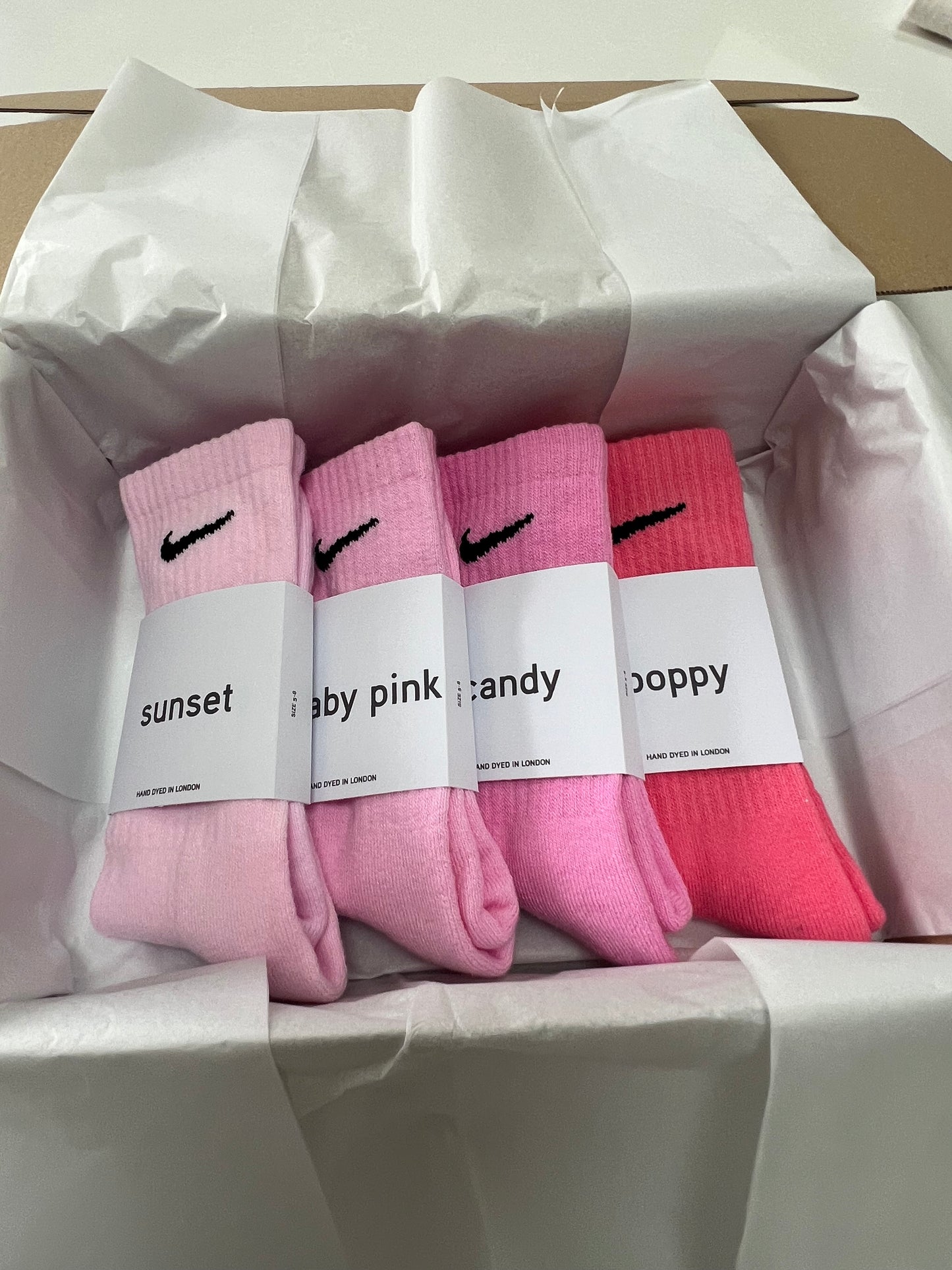 4 pairs Nike crew socks. 4 pack Nike everyday crew socks. Hand dyed colours.