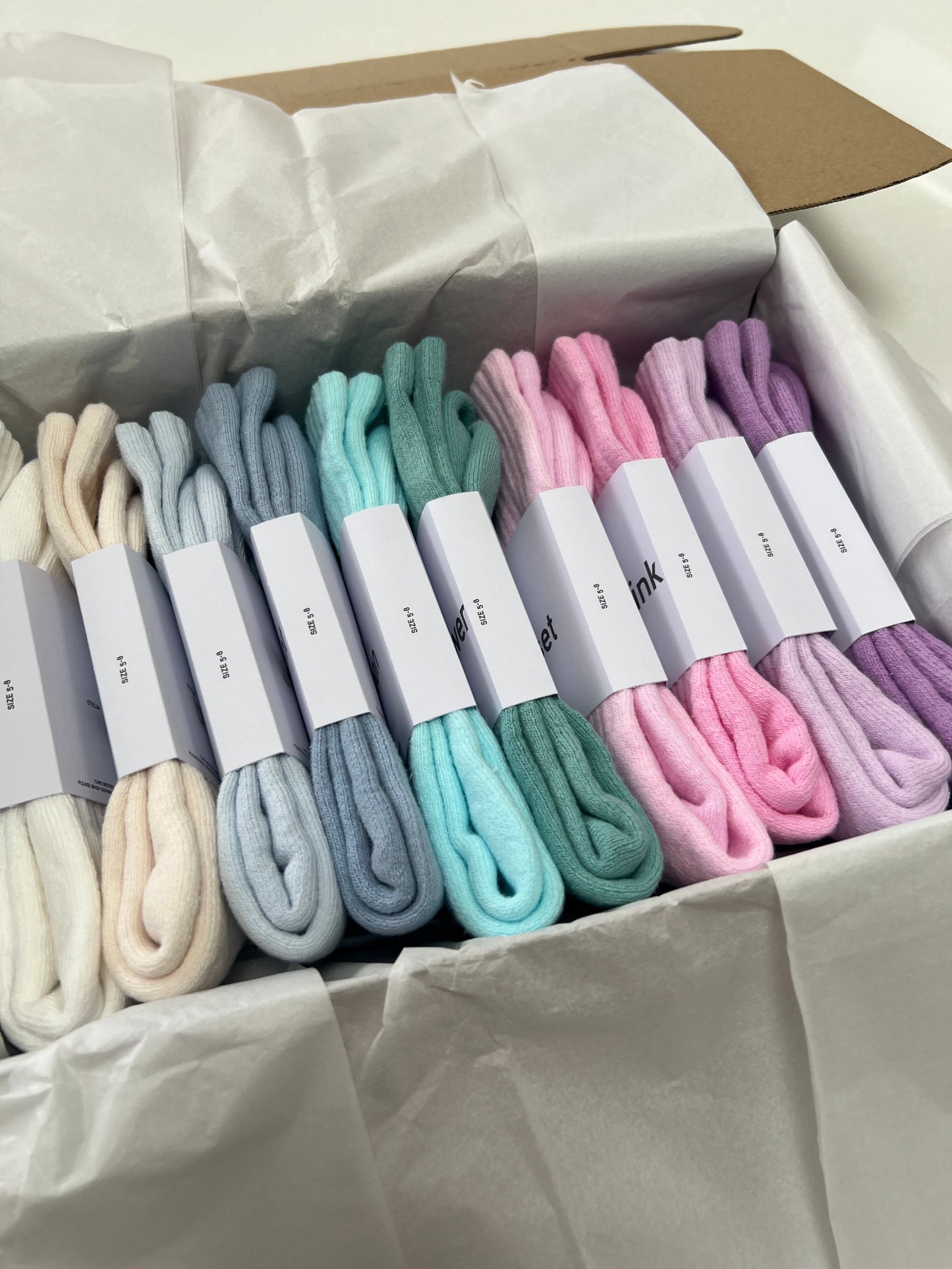 10 pairs Nike crew socks. 10 pack Nike everyday crew socks. Hand dyed colours.