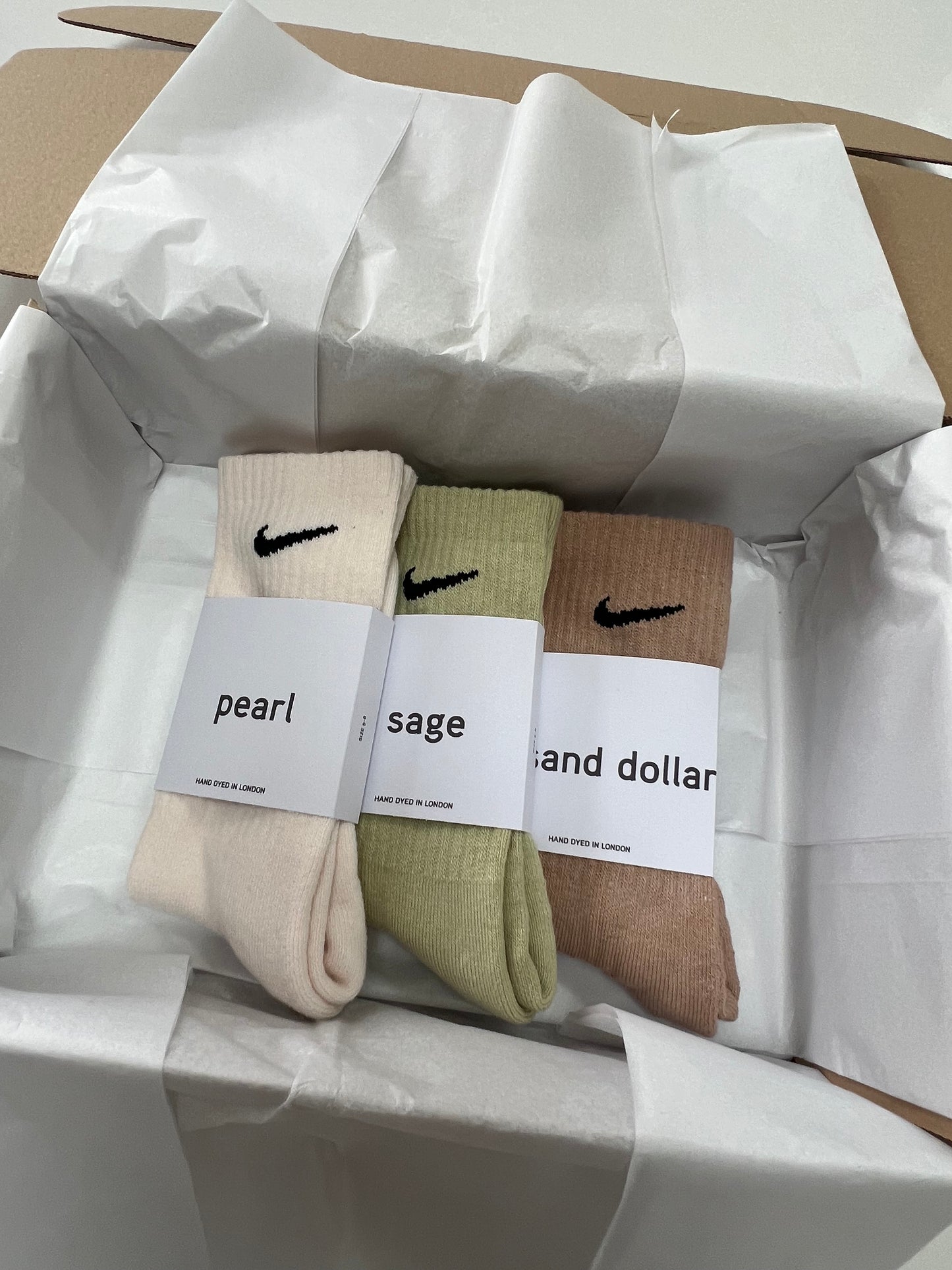 3 pairs Nike crew socks. 3 pack Nike everyday crew socks. Hand dyed colours.