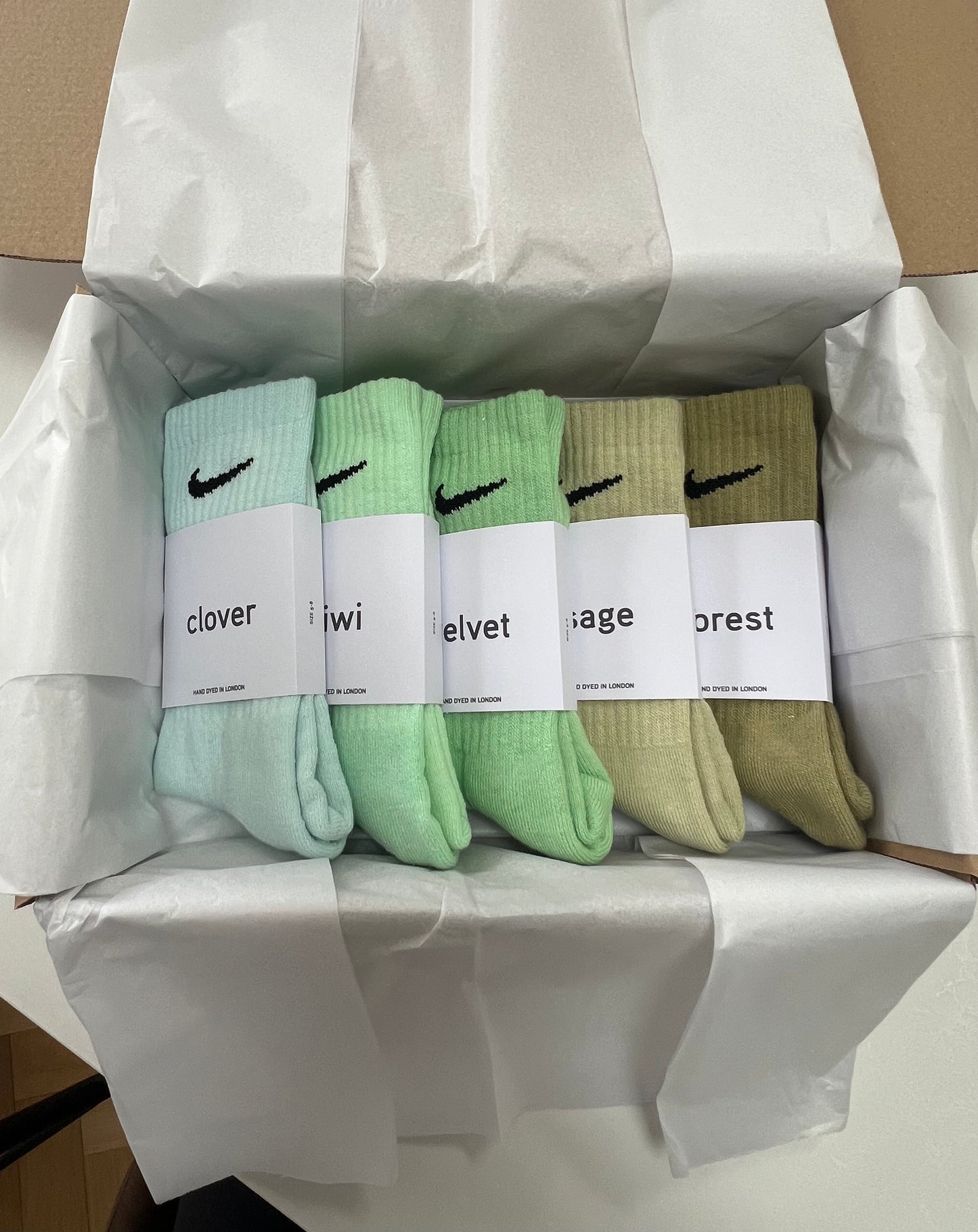 5 pairs Nike crew socks. 5 pack Nike everyday crew socks. Hand dyed colours.