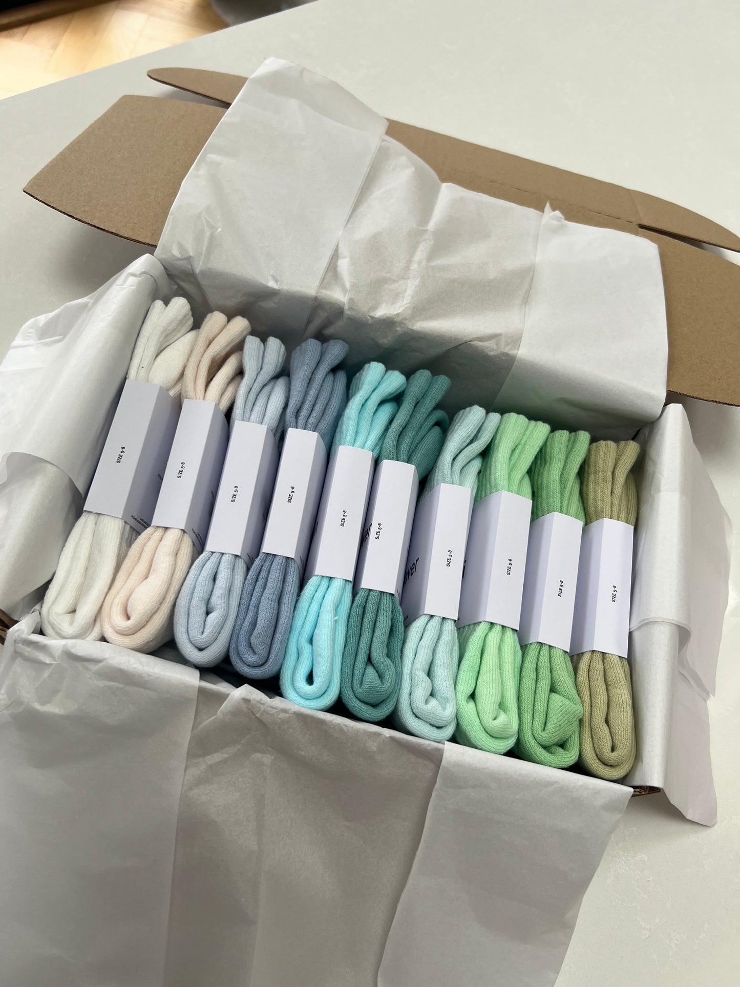 10 pairs Nike crew socks. 10 pack Nike everyday crew socks. Hand dyed colours.