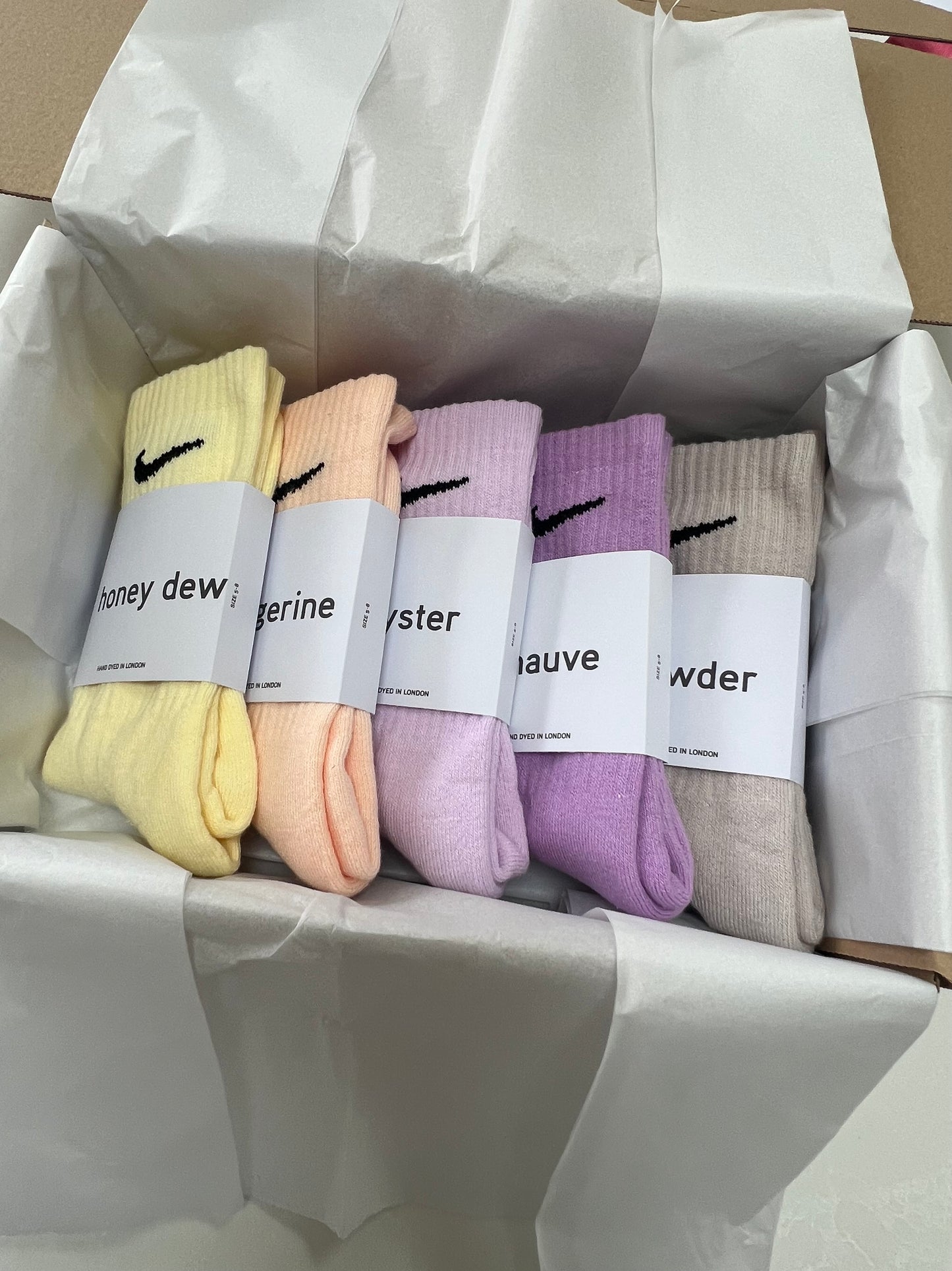 5 pairs Nike crew socks. 5 pack Nike everyday crew socks. Hand dyed colours.